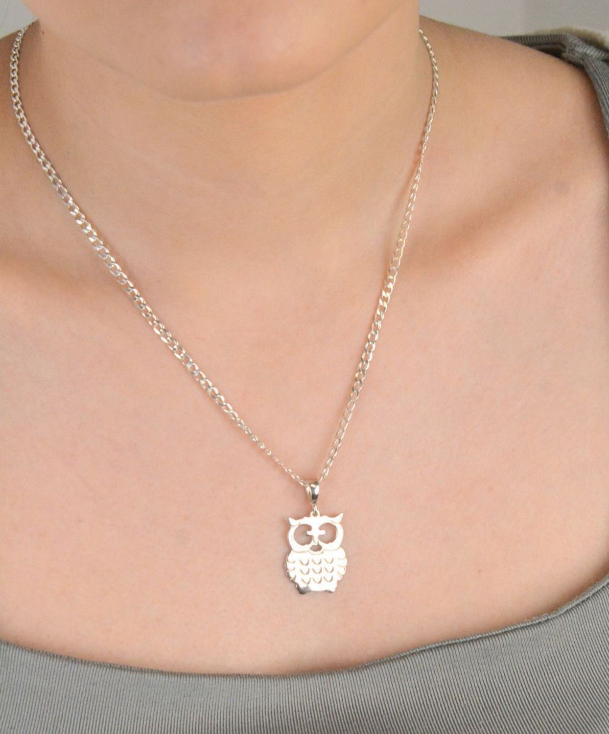 Zawieszka srebrna sowa próba 925, DIA-ZAW-10620-925 Symbol mądrości i tajemnicy zamknięty w eleganckiej formie – zawieszka srebrna w kształcie sowy, wykonana ze srebra próby 925,.jpg