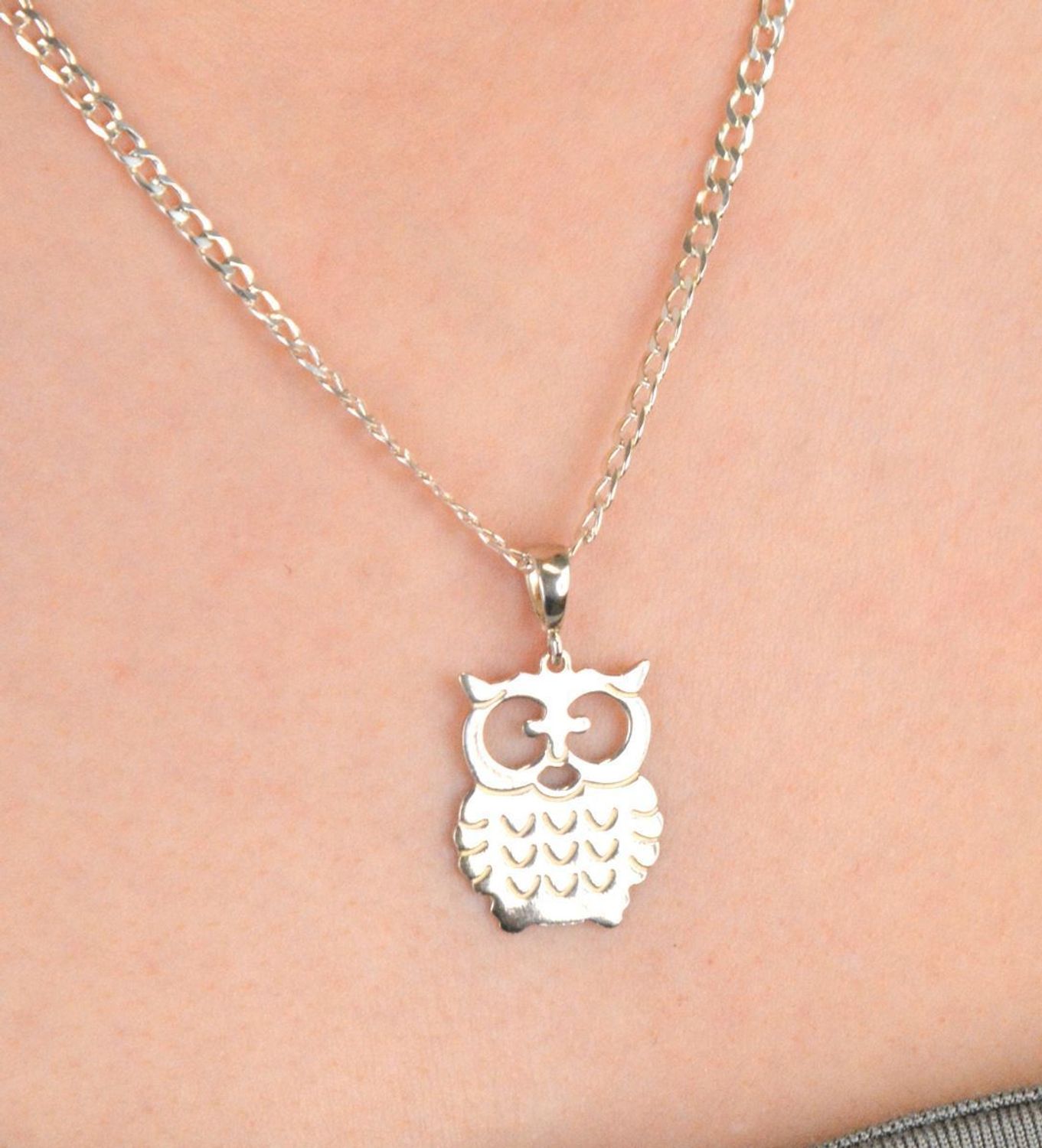 Zawieszka srebrna sowa próba 925, DIA-ZAW-10620-925 Symbol mądrości i tajemnicy zamknięty w eleganckiej formie – zawieszka srebrna w kształcie sowy, wykonana ze srebra próby 925,.jpg