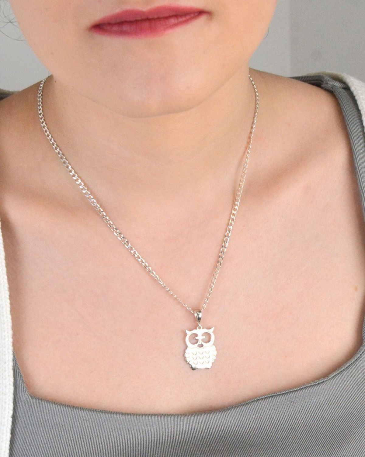 Zawieszka srebrna sowa próba 925, DIA-ZAW-10620-925 Symbol mądrości i tajemnicy zamknięty w eleganckiej formie – zawieszka srebrna w kształcie sowy, wykonana ze srebra próby 925,.jpg