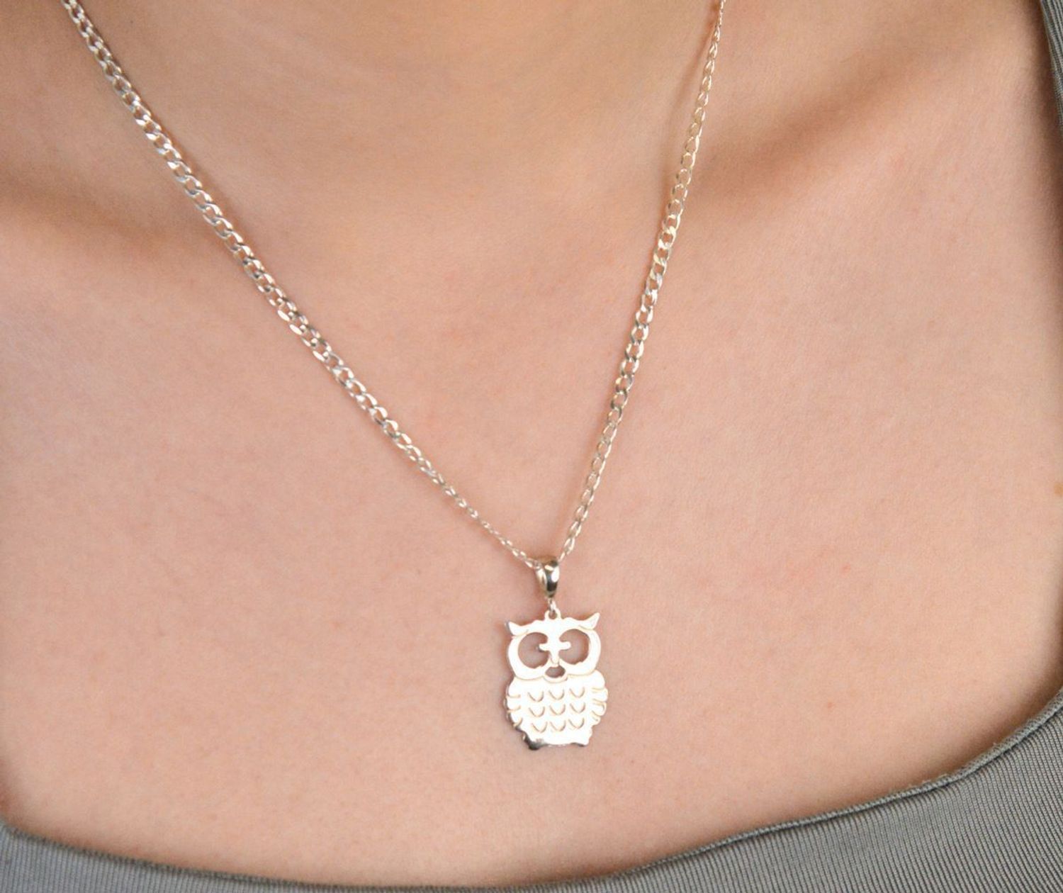 Zawieszka srebrna sowa próba 925, DIA-ZAW-10620-925 Symbol mądrości i tajemnicy zamknięty w eleganckiej formie – zawieszka srebrna w kształcie sowy, wykonana ze srebra próby 925,.jpg