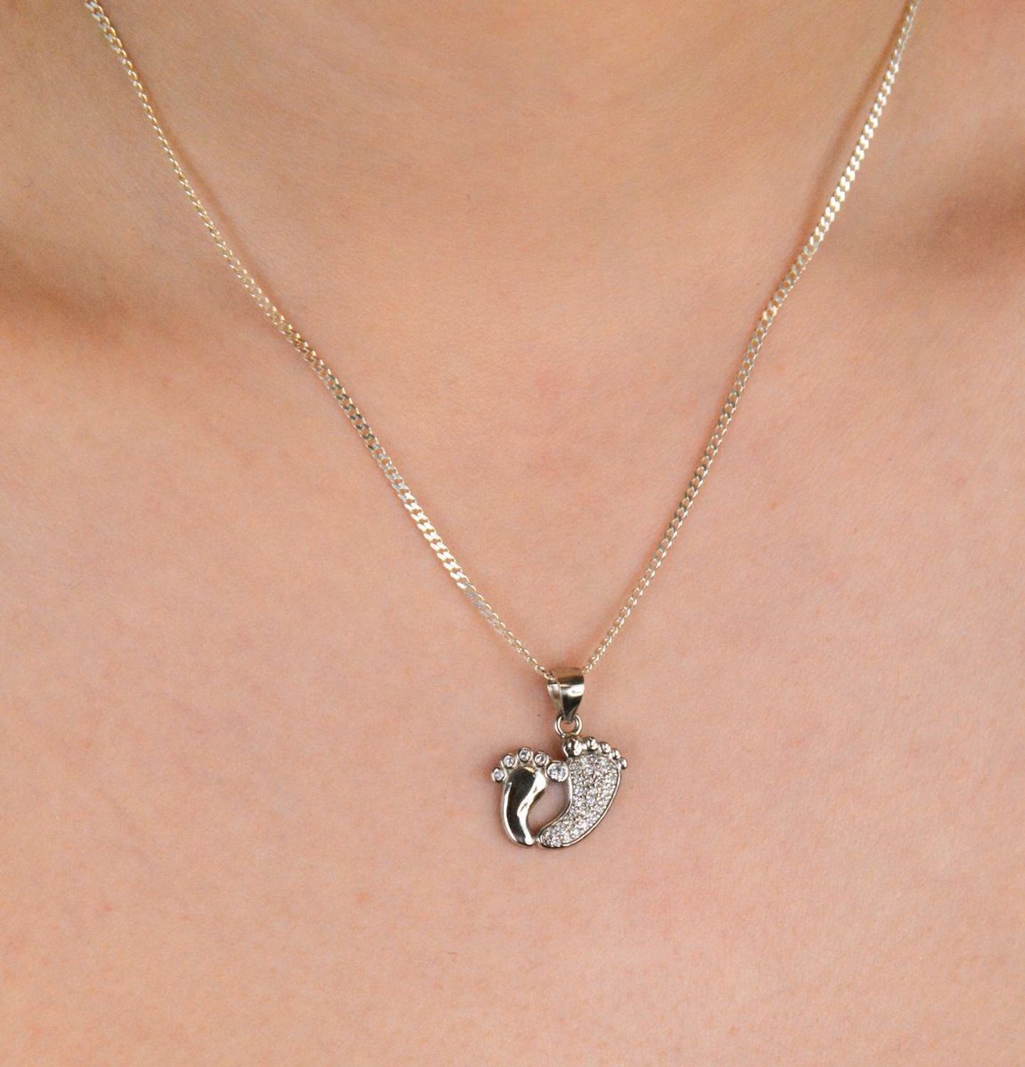 Zawieszka srebrna próba 925, stópki z cyrkoniami DIA-ZAW-10621-925 Urocza zawieszka srebrna w kształcie stópek, ozdobiona błyszczącymi cyrkoniami, wykonana z wysokiej jakości srebra próby 925 1.jpg