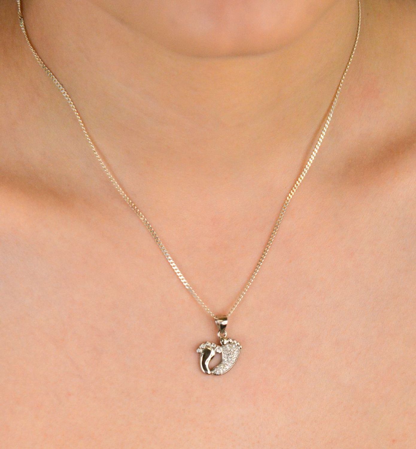 Zawieszka srebrna próba 925, stópki z cyrkoniami DIA-ZAW-10621-925 Urocza zawieszka srebrna w kształcie stópek, ozdobiona błyszczącymi cyrkoniami, wykonana z wysokiej jakości srebra próby 925 1.jpg