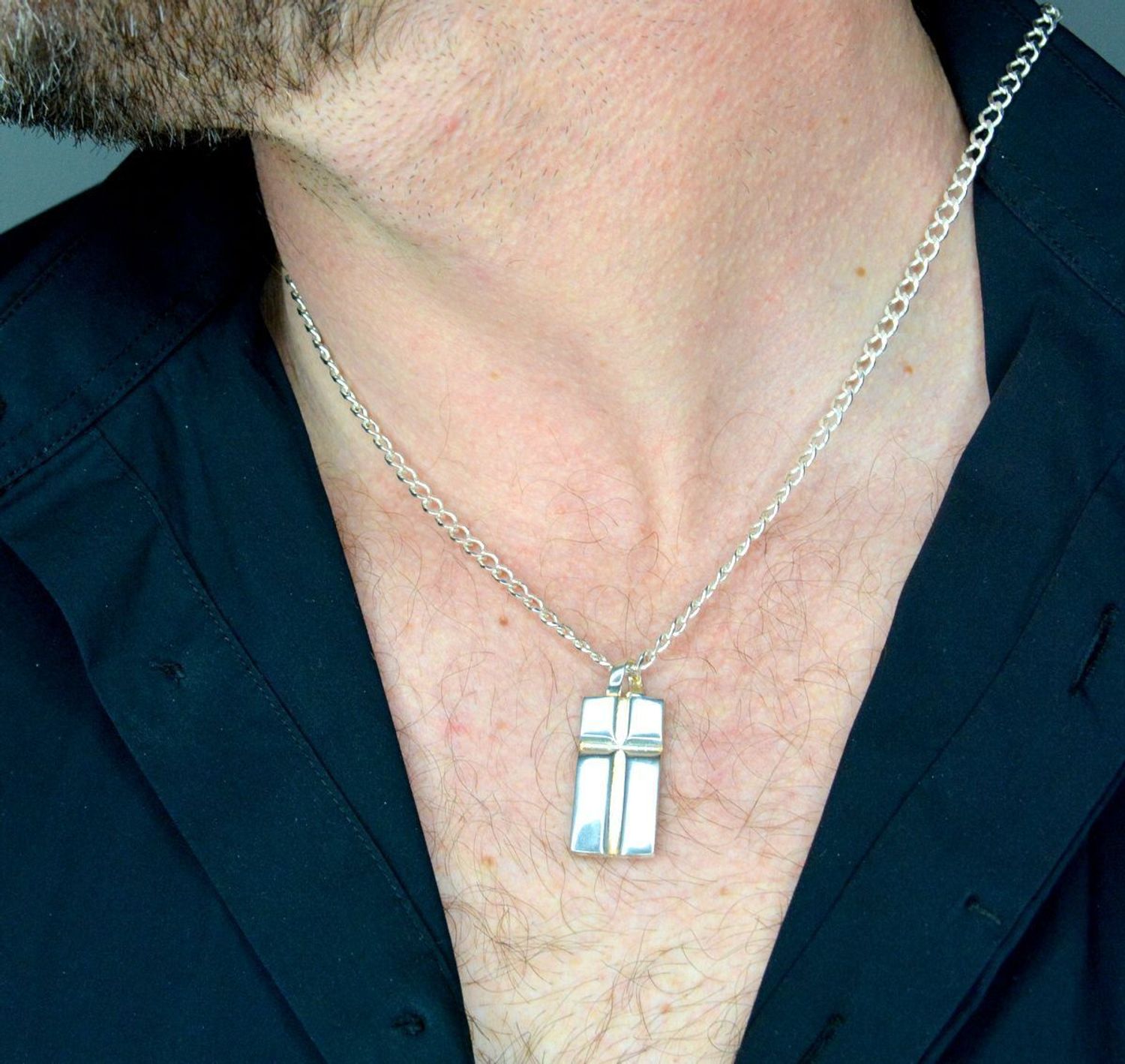 Krzyż srebrny zawieszka blaszka w kształcie krzyża 3 cm DIA-ZAW-10622-925. Srebrny krzyż. Srebrny krzyż w prostokącie. Krzyż srebrny zawieszka..jpg