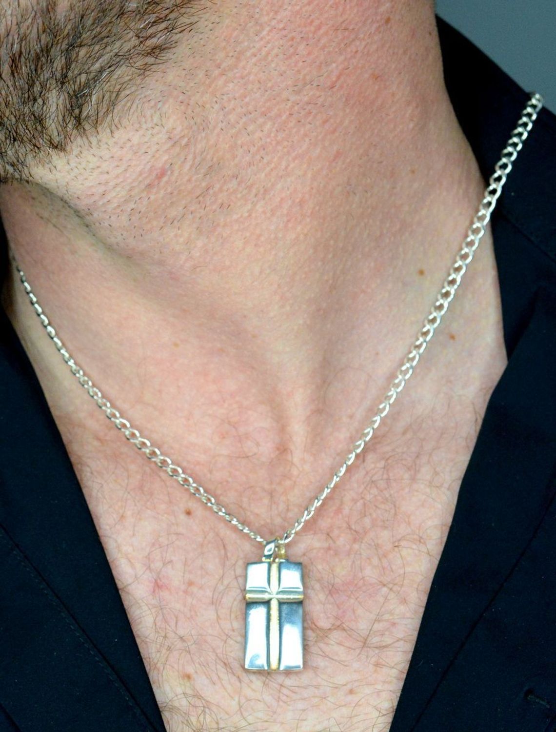 Krzyż srebrny zawieszka blaszka w kształcie krzyża 3 cm DIA-ZAW-10622-925. Srebrny krzyż. Srebrny krzyż w prostokącie. Krzyż srebrny zawieszka..jpg