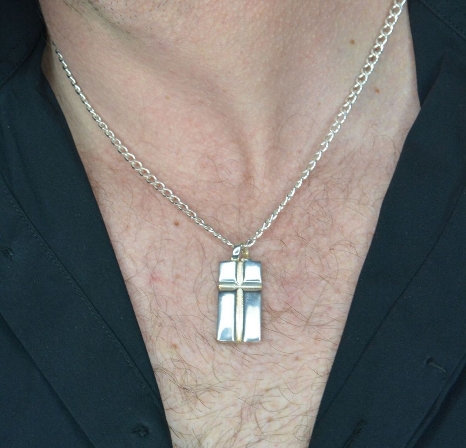 Krzyż srebrny zawieszka blaszka w kształcie krzyża 3 cm DIA-ZAW-10622-925. Srebrny krzyż. Srebrny krzyż w prostokącie. Krzyż srebrny zawieszka..jpg