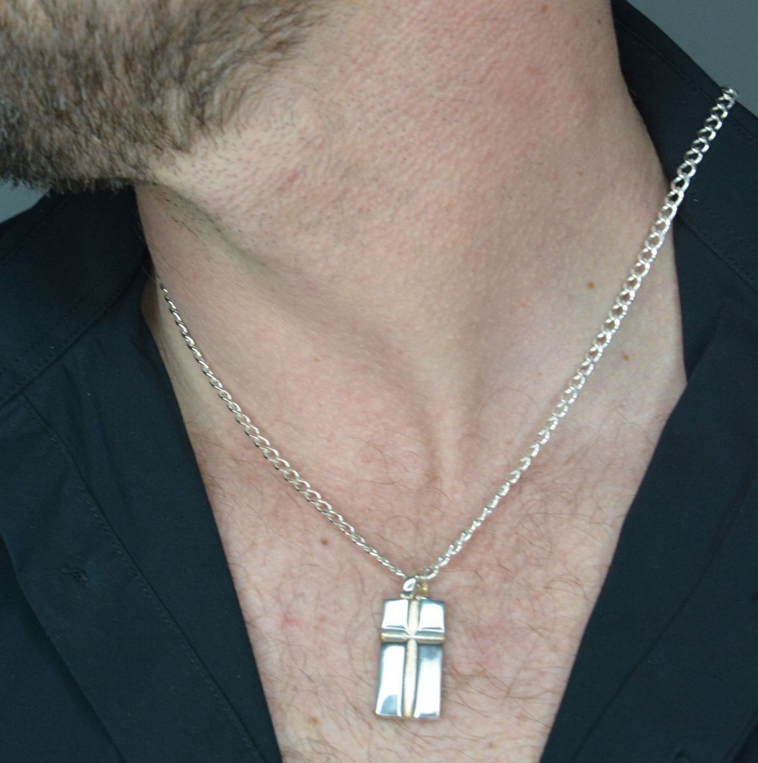 Krzyż srebrny zawieszka blaszka w kształcie krzyża 3 cm DIA-ZAW-10622-925. Srebrny krzyż. Srebrny krzyż w prostokącie. Krzyż srebrny zawieszka..jpg