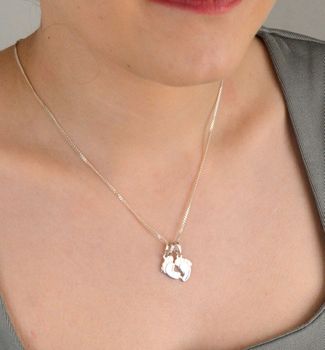Zawieszka srebrna próba 925, stópki DIA-ZAW-10626-925 Ta niezwykła zawieszka to połączenie delikatności i subtelnego symbolizmu. Wykonana z wysokiej jakości srebra próby 925, ozdobiona unikalnym mot (4).JPG