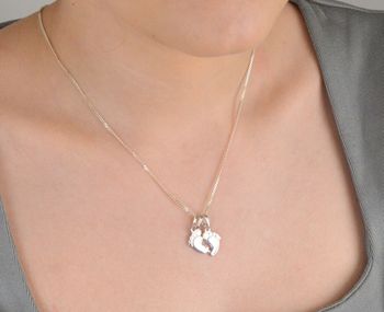 Zawieszka srebrna próba 925, stópki DIA-ZAW-10626-925 Ta niezwykła zawieszka to połączenie delikatności i subtelnego symbolizmu. Wykonana z wysokiej jakości srebra próby 925, ozdobiona unikalnym motyw (1).JPG