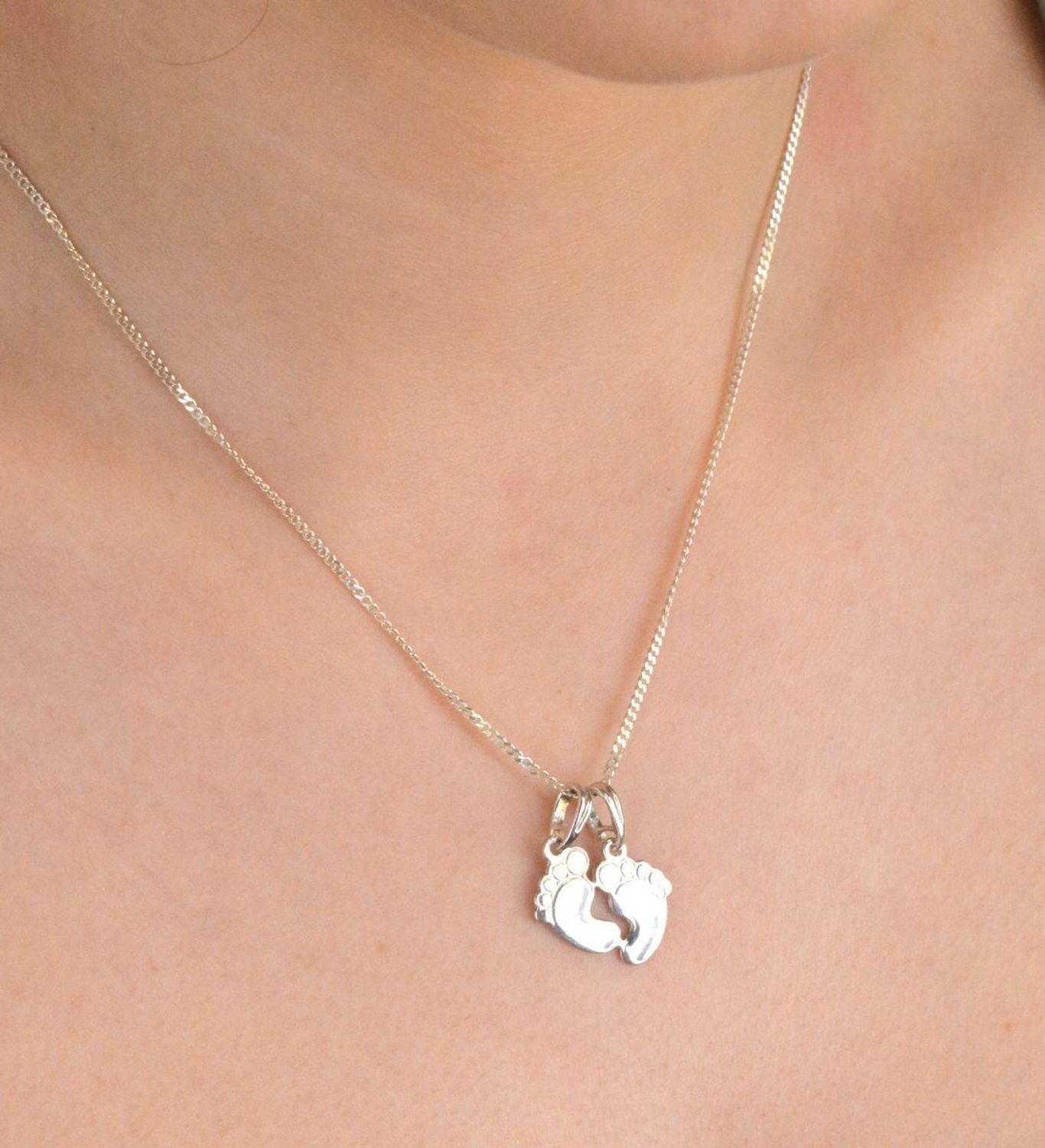 Zawieszka srebrna próba 925, stópki DIA-ZAW-10626-925 Ta niezwykła zawieszka to połączenie delikatności i subtelnego symbolizmu. 1.jpg