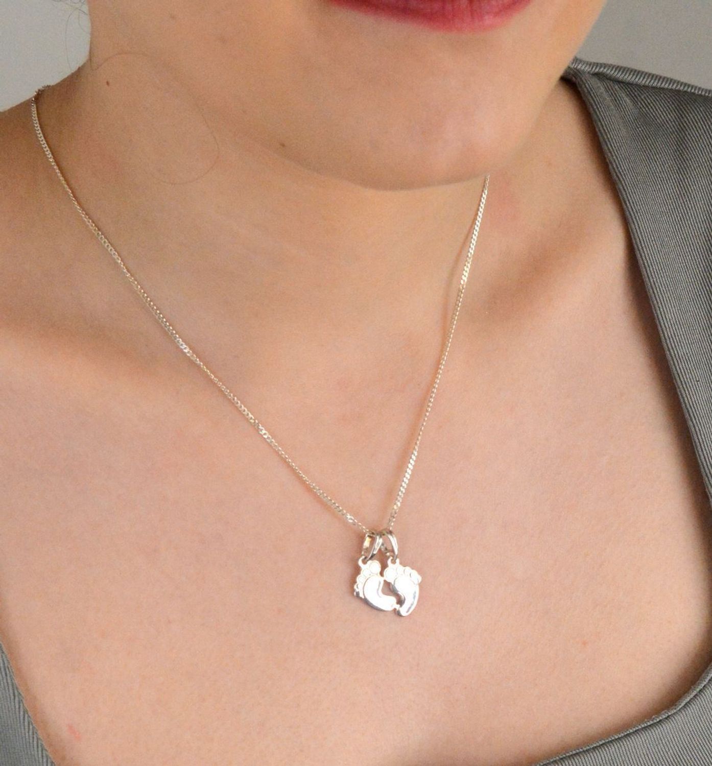 Zawieszka srebrna próba 925, stópki DIA-ZAW-10626-925 Ta niezwykła zawieszka to połączenie delikatności i subtelnego symbolizmu. 1.jpg