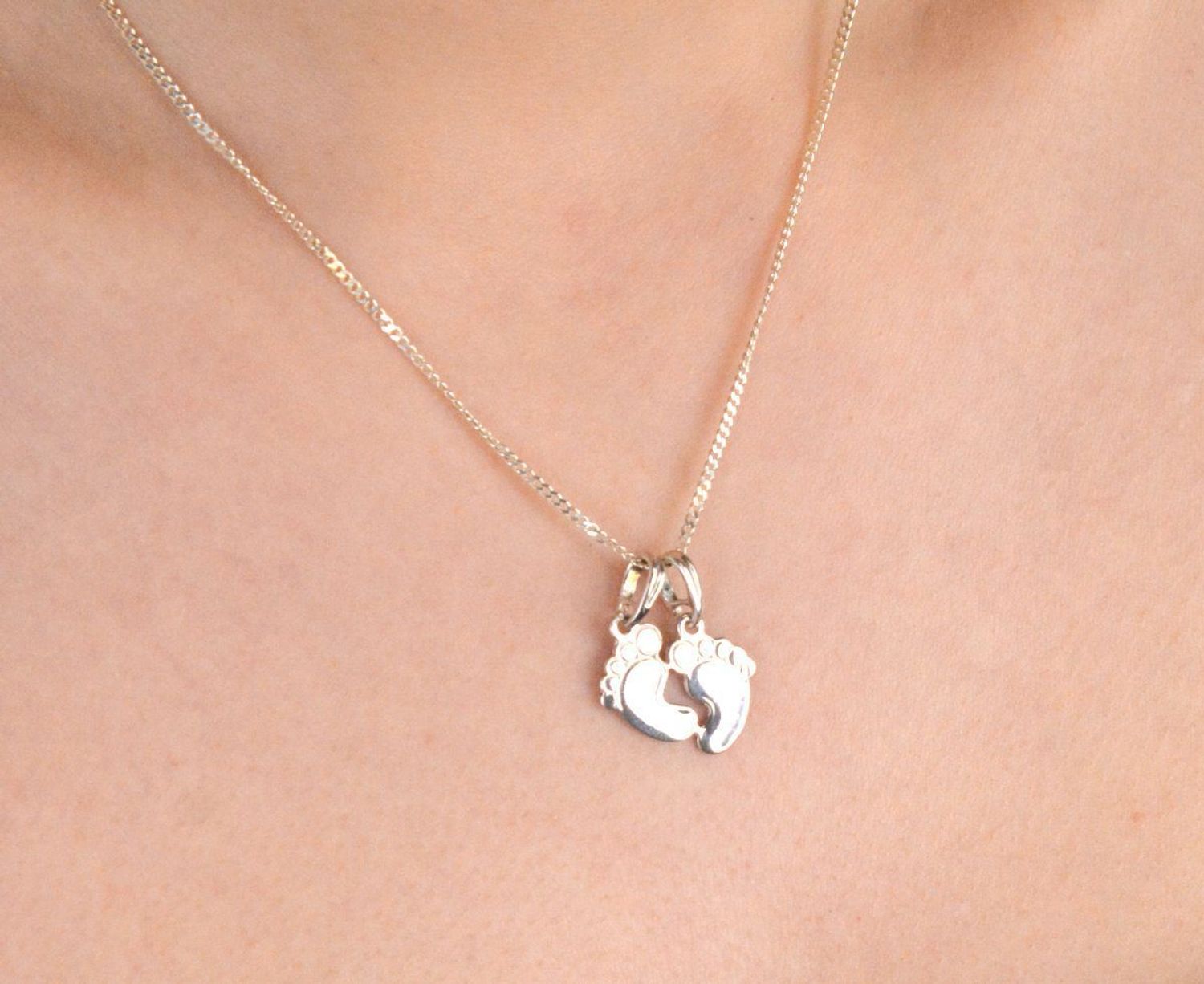 Zawieszka srebrna próba 925, stópki DIA-ZAW-10626-925 Ta niezwykła zawieszka to połączenie delikatności i subtelnego symbolizmu. 1.jpg