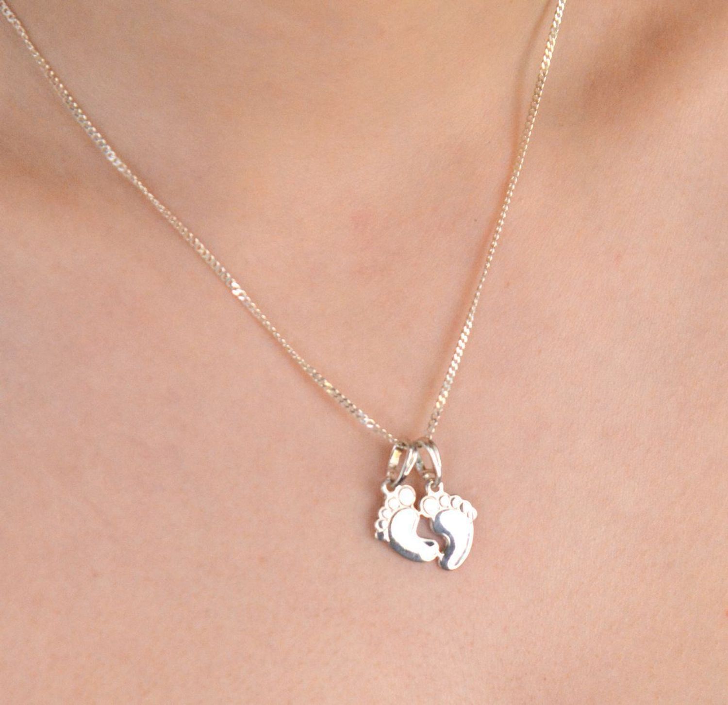 Zawieszka srebrna próba 925, stópki DIA-ZAW-10626-925 Ta niezwykła zawieszka to połączenie delikatności i subtelnego symbolizmu. 1.jpg