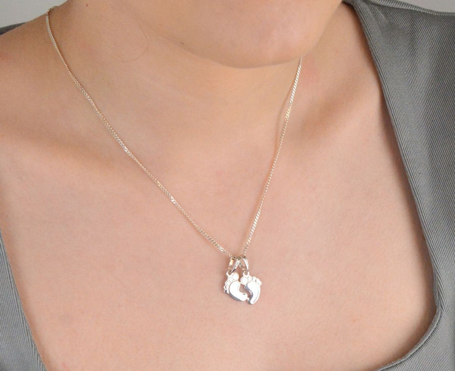 Zawieszka srebrna próba 925, stópki DIA-ZAW-10626-925 Ta niezwykła zawieszka to połączenie delikatności i subtelnego symbolizmu. 1.jpg