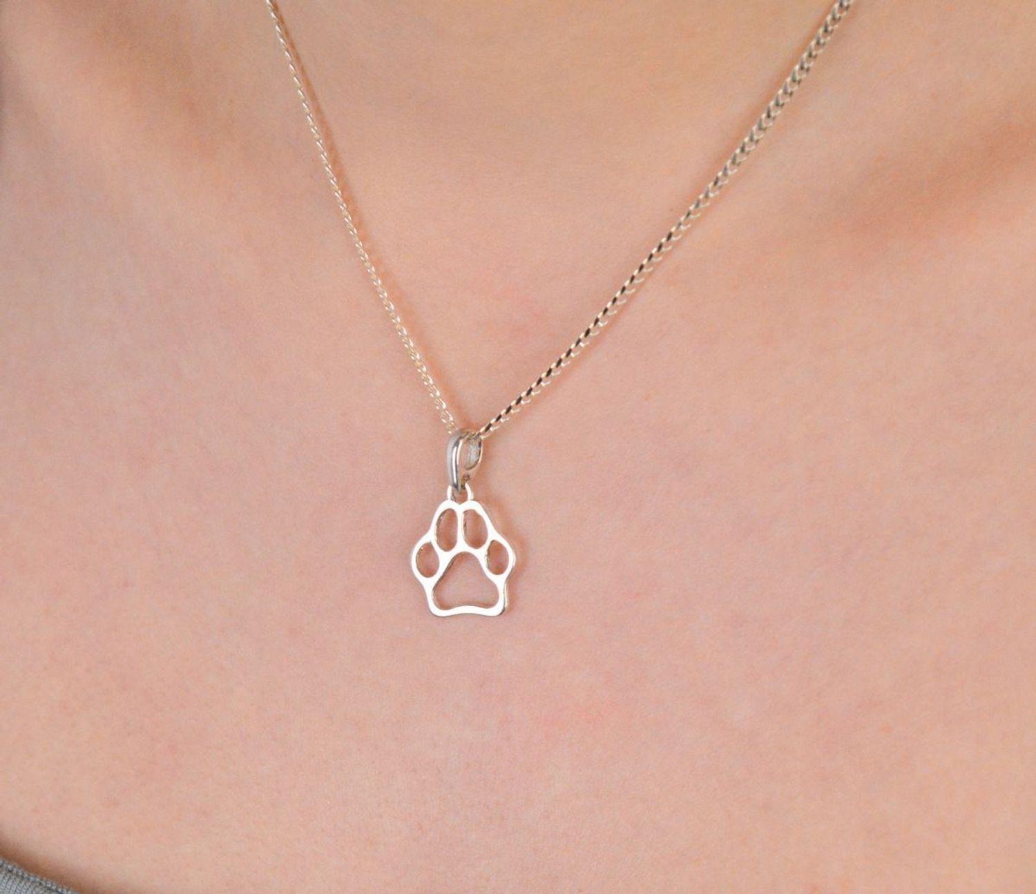 Zawieszka srebrna łapka psia próba 925, DIA-ZAW-10635-925 Piękna zawieszka wykonana z wysokiej jakości srebra próby 925, przedstawiająca uroczy motyw psiej łapki. 1.jpg
