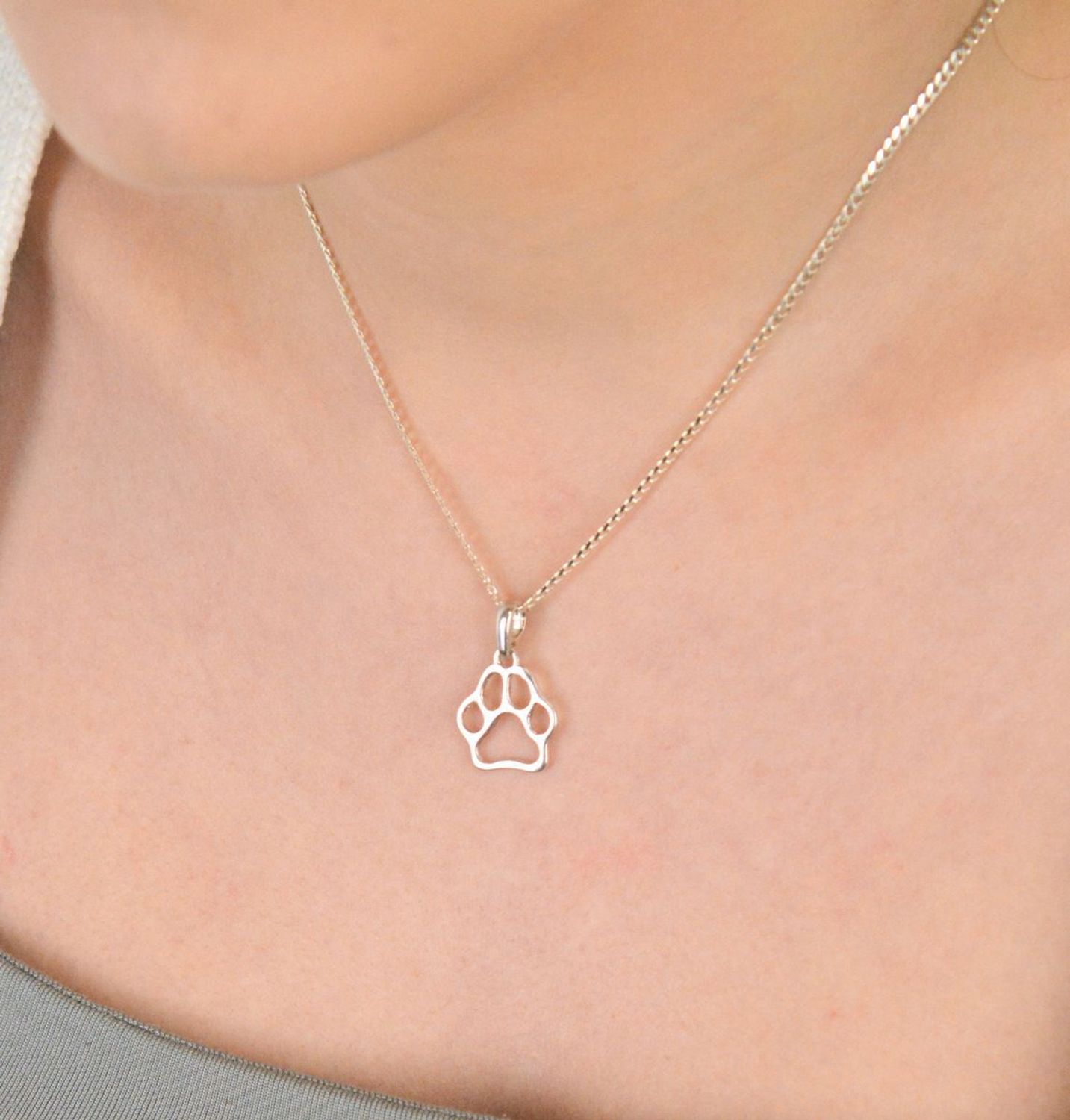Zawieszka srebrna łapka psia próba 925, DIA-ZAW-10635-925 Piękna zawieszka wykonana z wysokiej jakości srebra próby 925, przedstawiająca uroczy motyw psiej łapki. 1.jpg