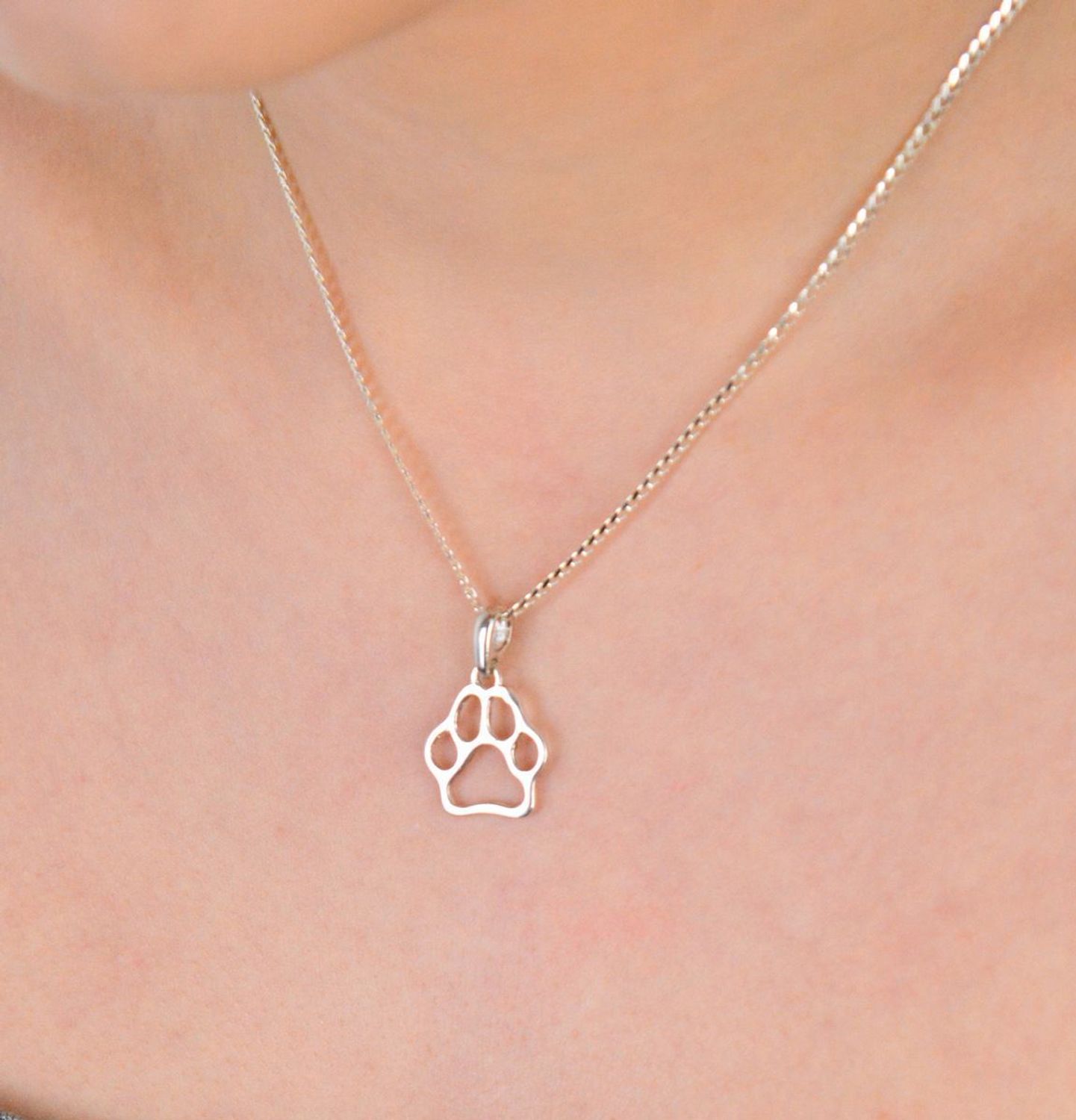 Zawieszka srebrna łapka psia próba 925, DIA-ZAW-10635-925 Piękna zawieszka wykonana z wysokiej jakości srebra próby 925, przedstawiająca uroczy motyw psiej łapki. 1.jpg