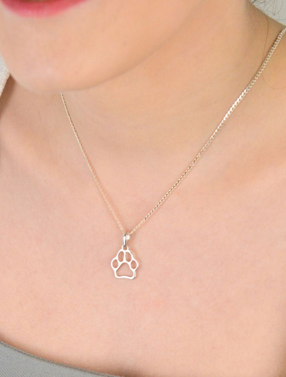 Zawieszka srebrna łapka psia próba 925, DIA-ZAW-10635-925 Piękna zawieszka wykonana z wysokiej jakości srebra próby 925, przedstawiająca uroczy motyw psiej łapki. 1.jpg