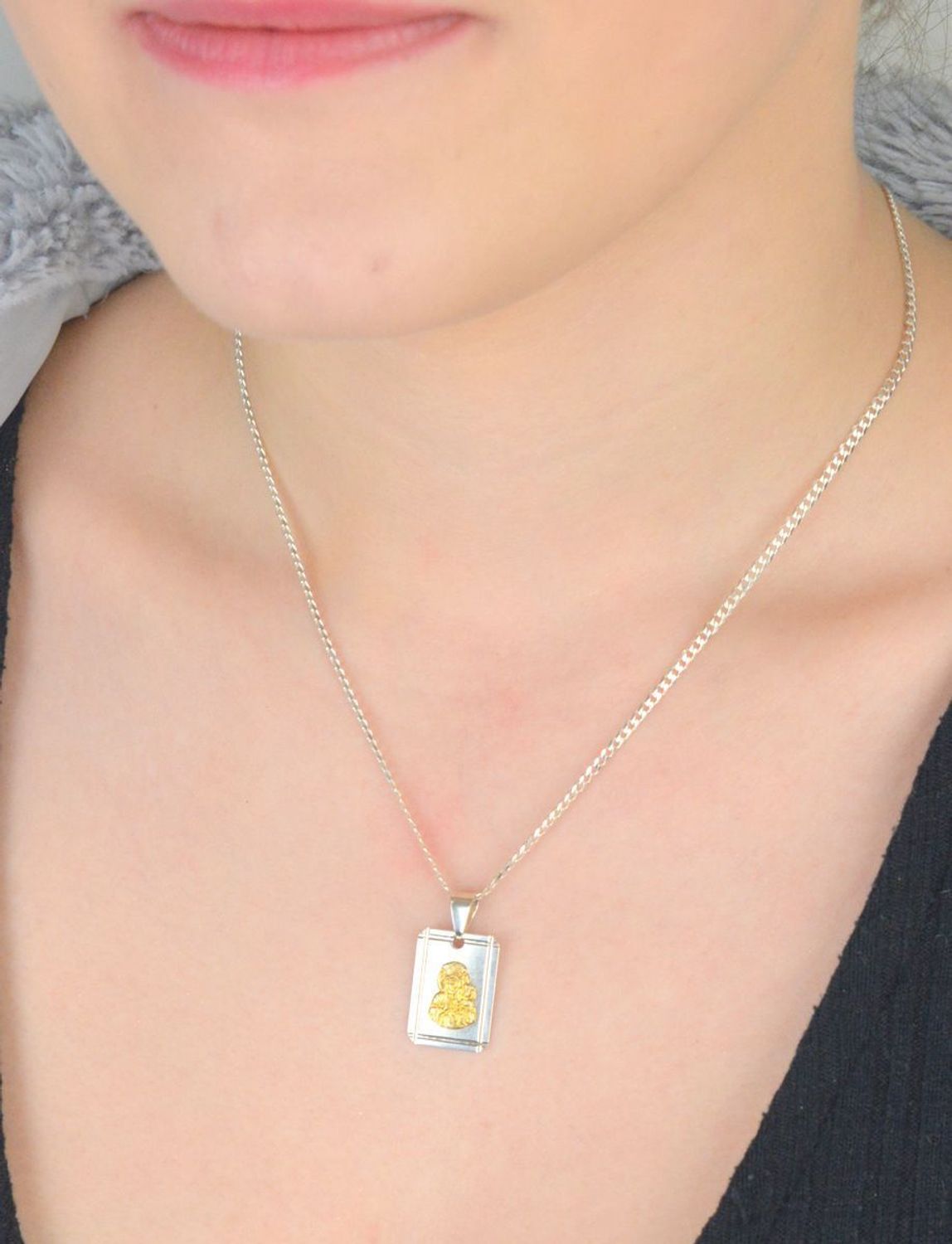 Prostokątny medalik srebrny z wizerunkiem w pozłoceniu DIA-ZAW-10639-925  2,4 cm.jpg