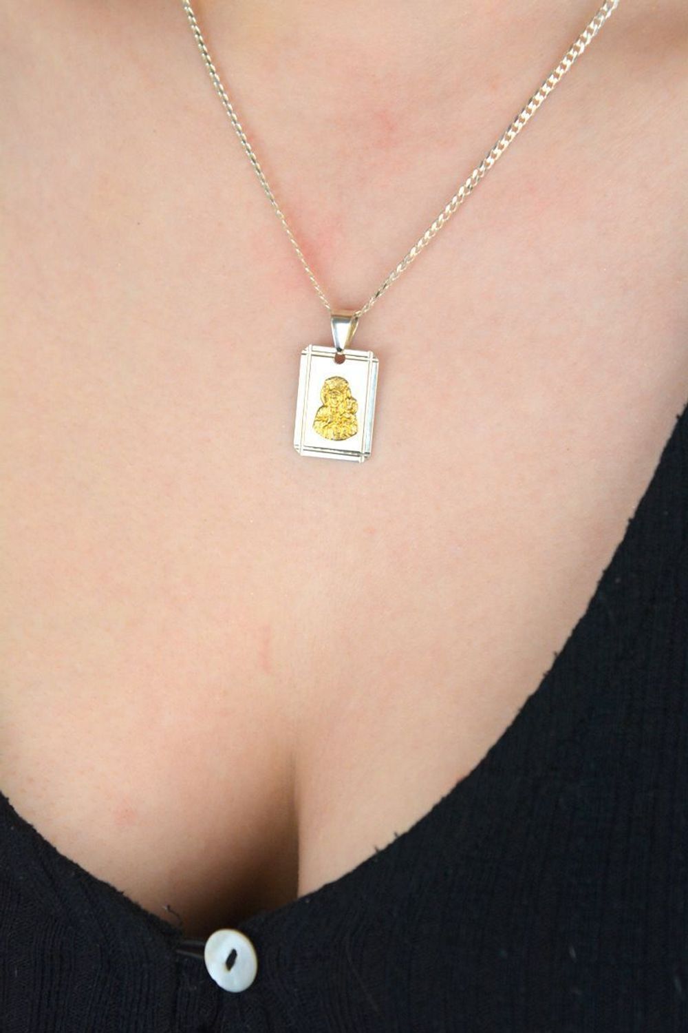 Prostokątny medalik srebrny z wizerunkiem w pozłoceniu DIA-ZAW-10639-925  2,4 cm.jpg