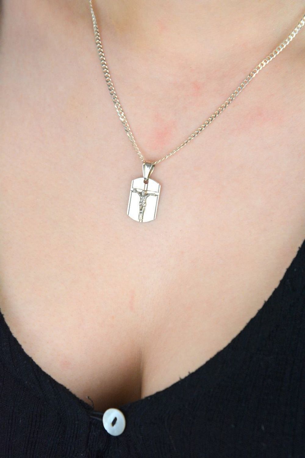 Srebrna zawieszka medalik próby 925 z wizerunkiem Jezusa na krzyżu na prostokątnej blaszce. Waga 2,00 g, szerokość 1,2 cm, długość 2,3 cm. Symbol wiary i ochrony w eleganckim wydaniu.1.jpg