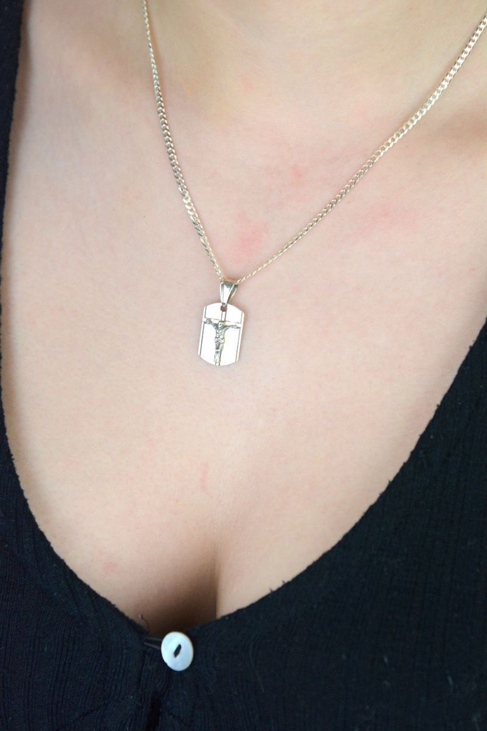 Srebrna zawieszka medalik próby 925 z wizerunkiem Jezusa na krzyżu na prostokątnej blaszce. Waga 2,00 g, szerokość 1,2 cm, długość 2,3 cm. Symbol wiary i ochrony w eleganckim wydaniu.1.jpg