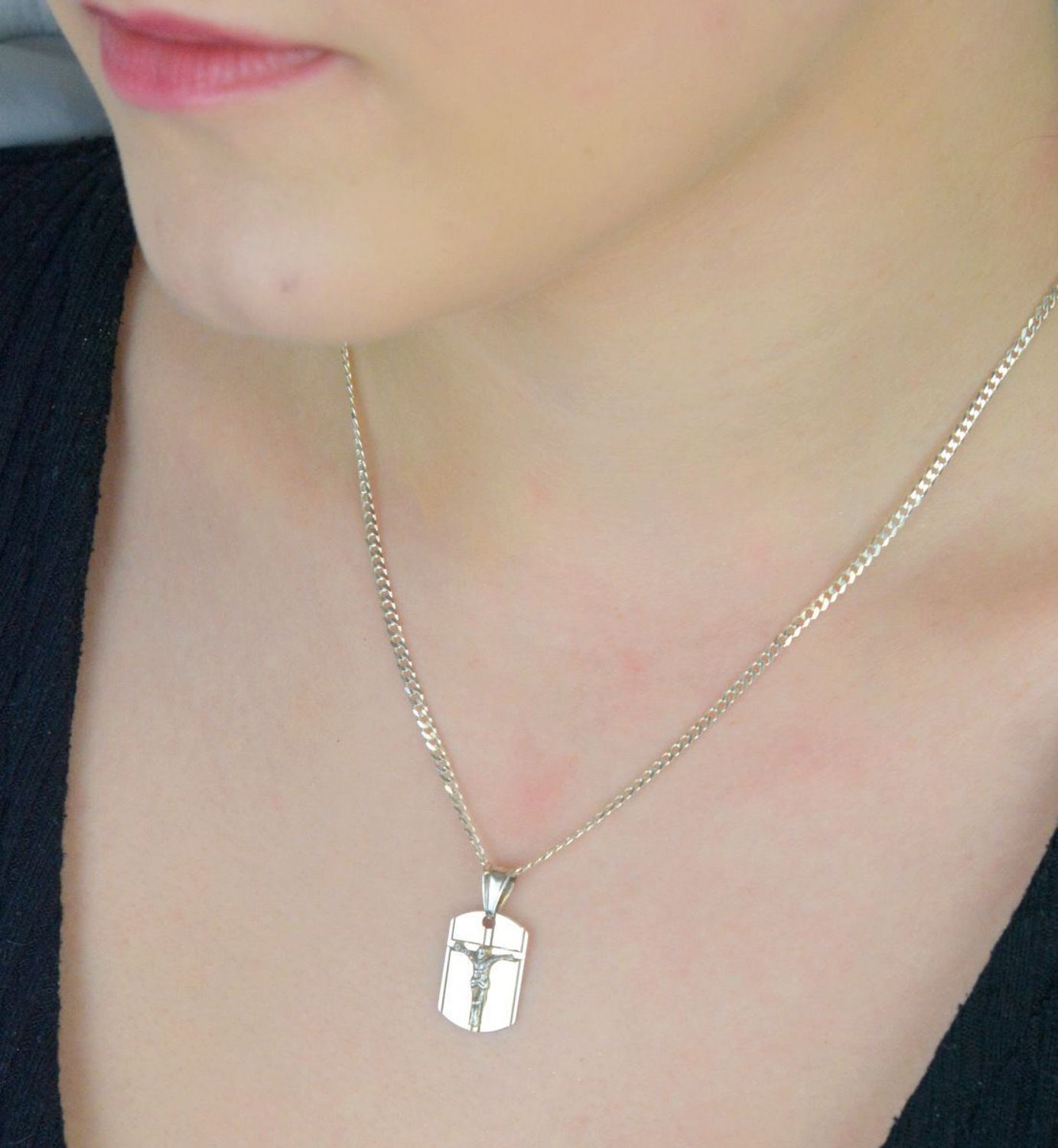 Srebrna zawieszka medalik próby 925 z wizerunkiem Jezusa na krzyżu na prostokątnej blaszce. Waga 2,00 g, szerokość 1,2 cm, długość 2,3 cm. Symbol wiary i ochrony w eleganckim wydaniu.1.jpg