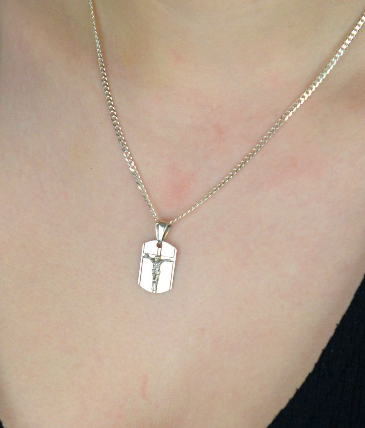 Srebrna zawieszka medalik próby 925 z wizerunkiem Jezusa na krzyżu na prostokątnej blaszce. Waga 2,00 g, szerokość 1,2 cm, długość 2,3 cm. Symbol wiary i ochrony w eleganckim wydaniu.1.jpg