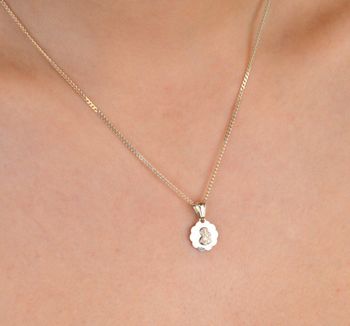 Zawieszka medalik srebrny próba 925, Matka Boska z dzieciątkiem DIA-ZAW-10646-925 Ta elegancka zawieszka medalik w formie okrągłej z wizerunkiem Matki Boskiej z Dzieciątkiem to subtelna i symboliczna  (1).JPG