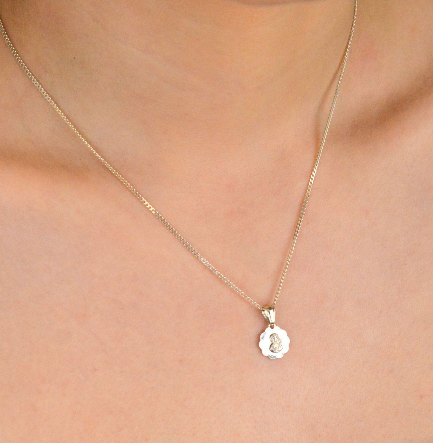 Zawieszka medalik srebrny próba 925, Matka Boska z dzieciątkiem DIA-ZAW-10646-925 Ta elegancka zawieszka medalik w formie okrągłej z wizerunkiem Matki Boskiej z 1.jpg