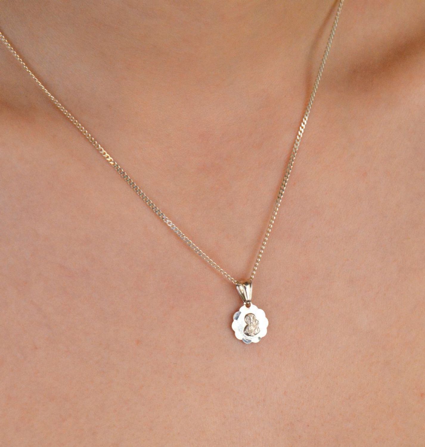 Zawieszka medalik srebrny próba 925, Matka Boska z dzieciątkiem DIA-ZAW-10646-925 Ta elegancka zawieszka medalik w formie okrągłej z wizerunkiem Matki Boskiej z 1.jpg