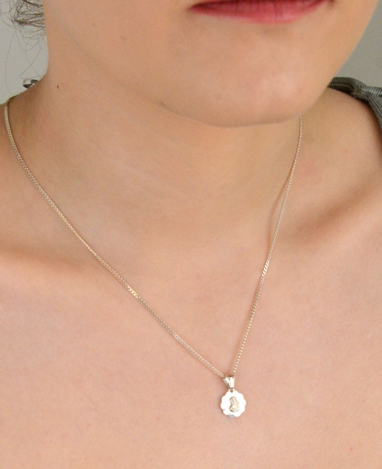 Zawieszka medalik srebrny próba 925, Matka Boska z dzieciątkiem DIA-ZAW-10646-925 Ta elegancka zawieszka medalik w formie okrągłej z wizerunkiem Matki Boskiej z 1.jpg