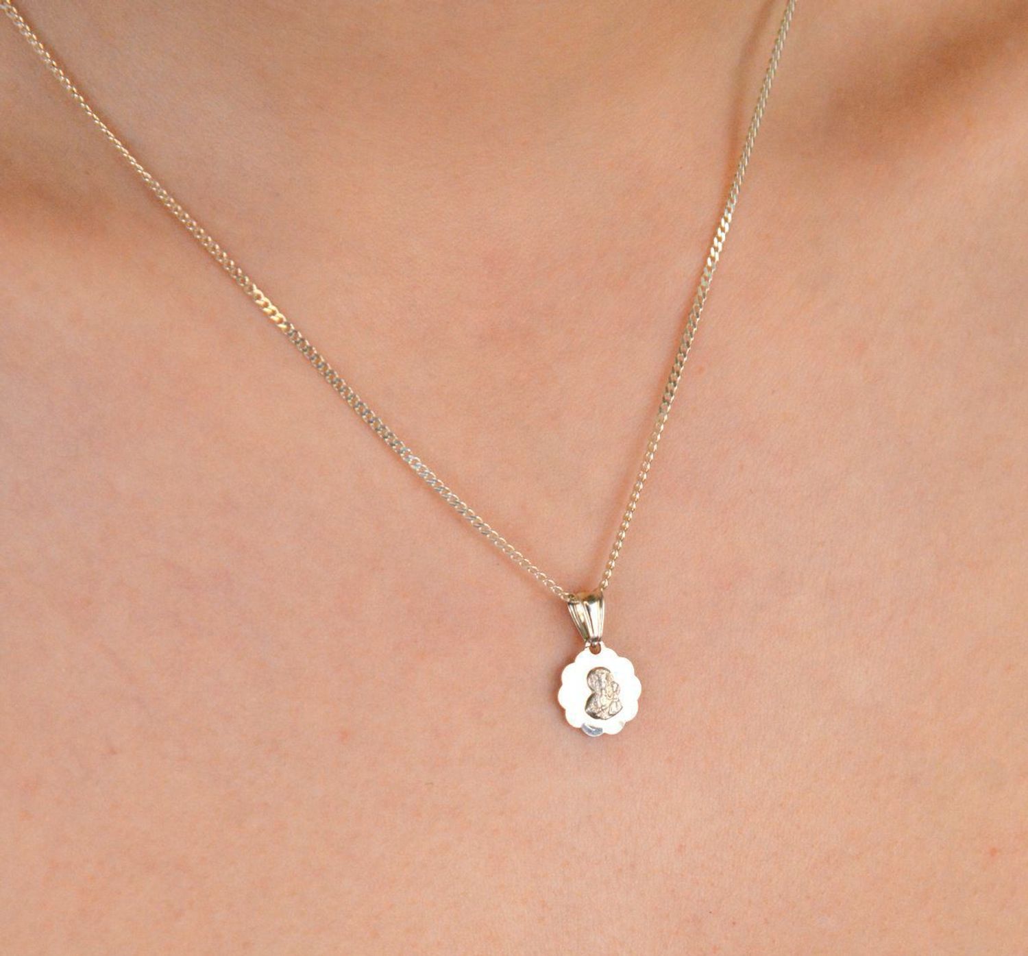 Zawieszka medalik srebrny próba 925, Matka Boska z dzieciątkiem DIA-ZAW-10646-925 Ta elegancka zawieszka medalik w formie okrągłej z wizerunkiem Matki Boskiej z 1.jpg