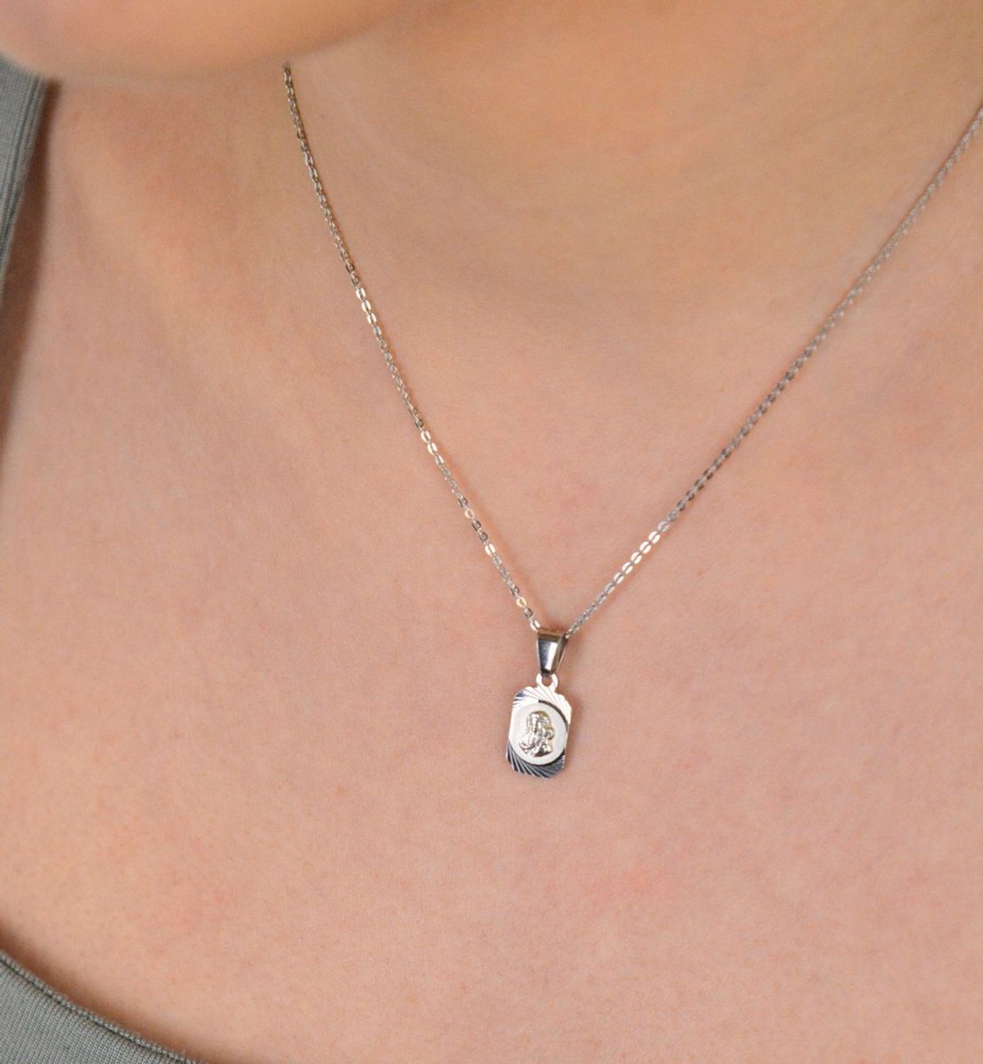 Zawieszka medalik srebrny próba 925, Matka Boska z dzieciątkiem DIA-ZAW-10647-925 Zawieszka w formie medalika z wizerunkiem Matki Boskiej z Dzieciątkiem to elegancki i subtelny talizman, który ł.jpg