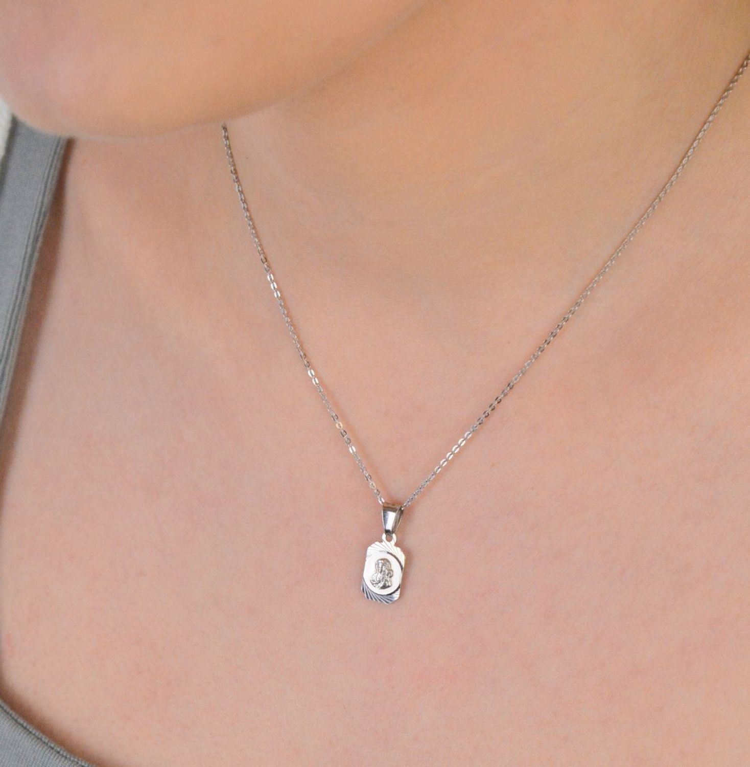 Zawieszka medalik srebrny próba 925, Matka Boska z dzieciątkiem DIA-ZAW-10647-925 Zawieszka w formie medalika z wizerunkiem Matki Boskiej z Dzieciątkiem to elegancki i subtelny talizman, który ł.jpg