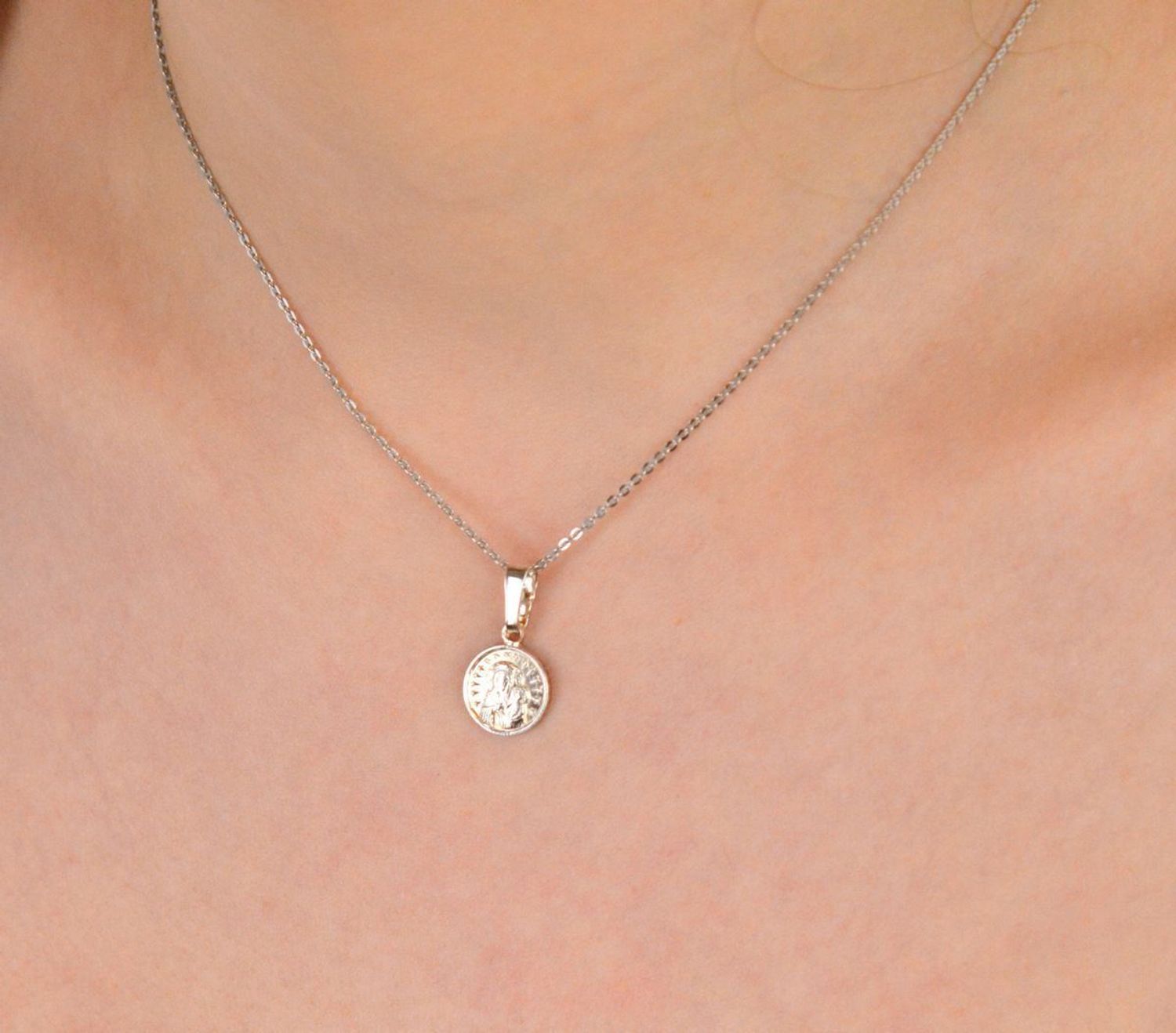 Zawieszka medalik srebrny próba 925, Matka Boska z dzieciątkiem DIA-ZAW-10649-925 Delikatny, srebrny medalik z wizerunkiem Matki Boskiej z Dzieciątkiem to wyjątkowy symbol miłości, opieki i duch.jpg