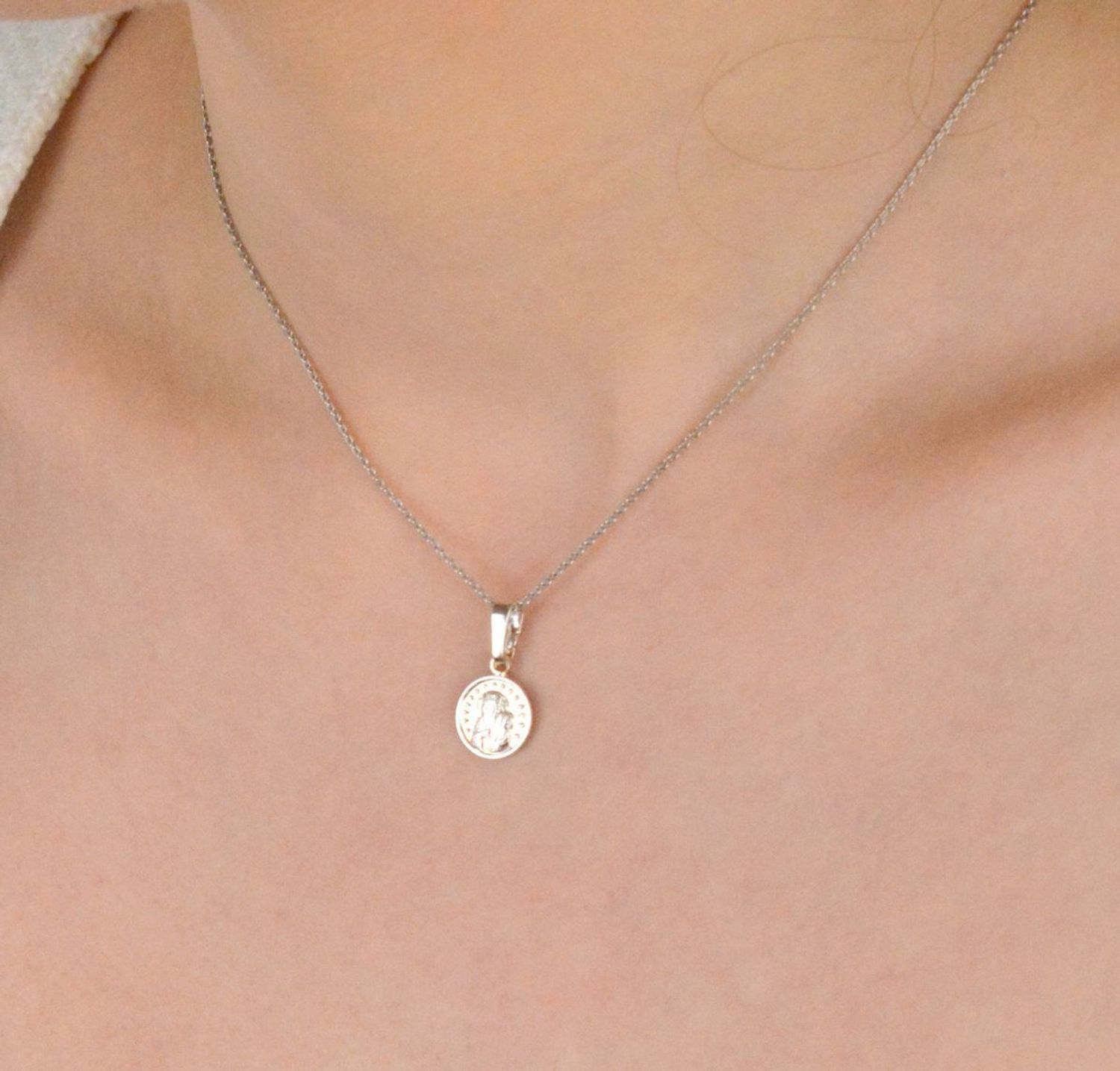 Zawieszka medalik srebrny próba 925, Matka Boska z dzieciątkiem DIA-ZAW-10649-925 Delikatny, srebrny medalik z wizerunkiem Matki Boskiej z Dzieciątkiem to wyjątkowy symbol miłości, opieki i duch.jpg