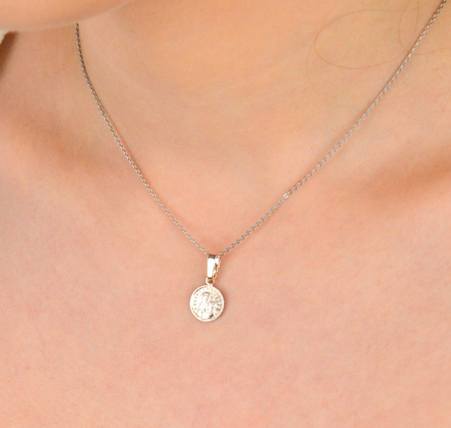 Zawieszka medalik srebrny próba 925, Matka Boska z dzieciątkiem DIA-ZAW-10649-925 Delikatny, srebrny medalik z wizerunkiem Matki Boskiej z Dzieciątkiem to wyjątkowy symbol miłości, opieki i duch.jpg