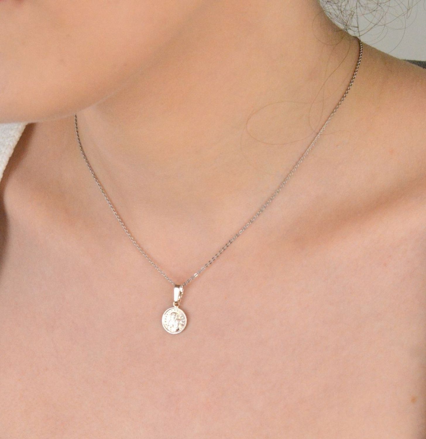 Zawieszka medalik srebrny próba 925, Matka Boska z dzieciątkiem DIA-ZAW-10649-925 Delikatny, srebrny medalik z wizerunkiem Matki Boskiej z Dzieciątkiem to wyjątkowy symbol miłości, opieki i duch.jpg