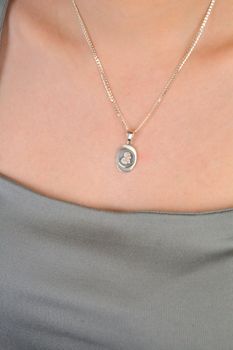 Zawieszka medalik srebrny próba 925, Matka Boska z dzieciątkiem DIA-ZAW-10650-925 Ten wyjątkowy medalik to połączenie duchowości, symboliki oraz elegancji zaklętej (1).JPG