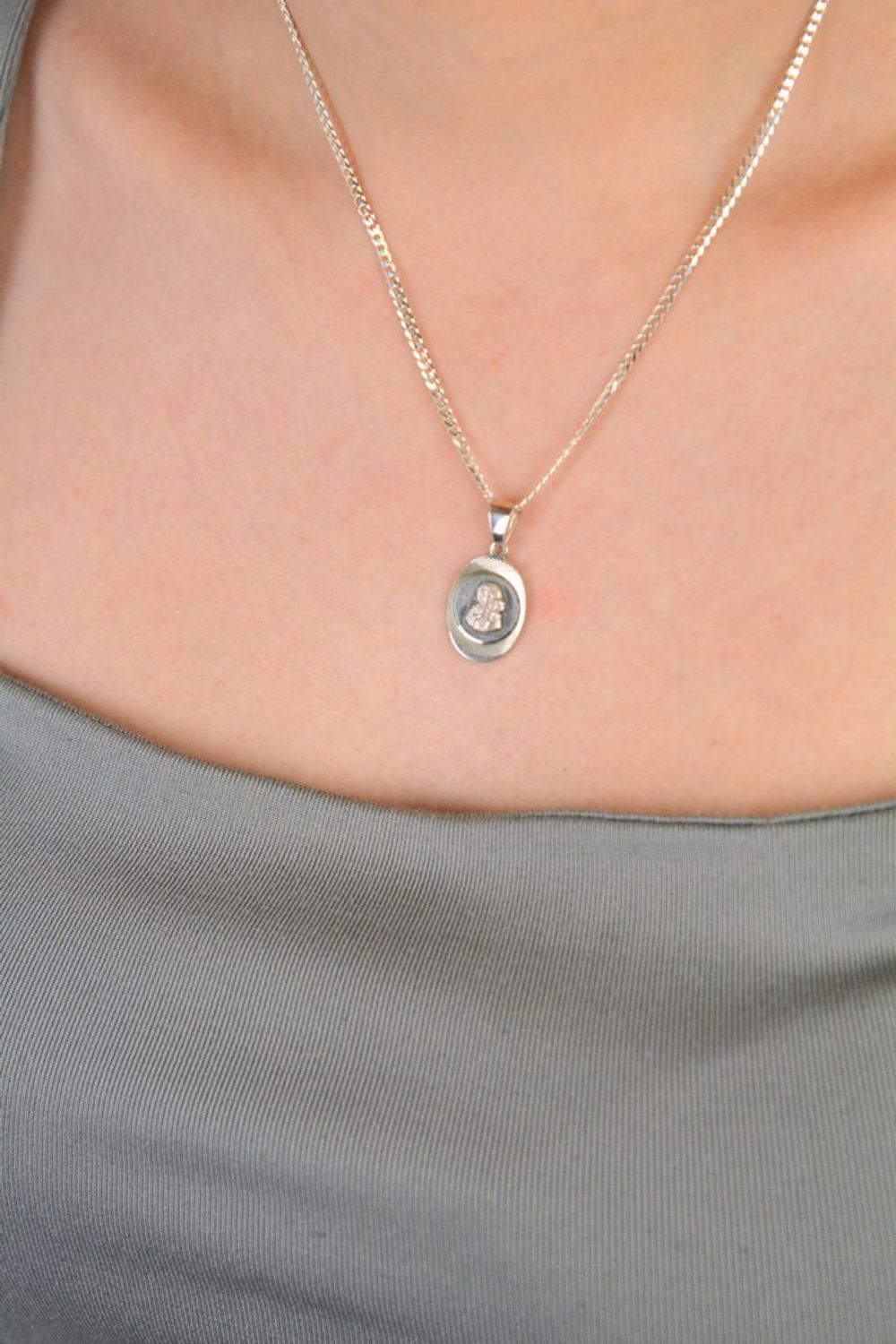 Zawieszka medalik srebrny próba 925, Matka Boska z dzieciątkiem DIA-ZAW-10650-925 Ten wyjątkowy medalik to połączenie duchowości, symboliki oraz 1.jpg