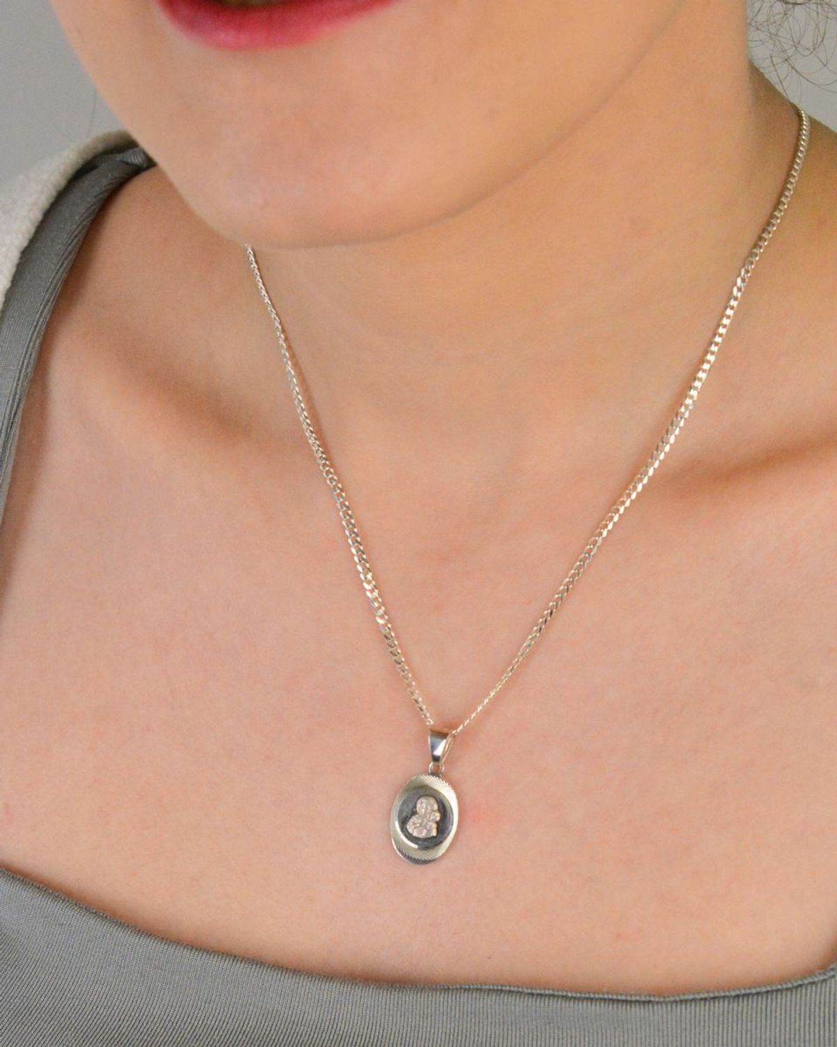 Zawieszka medalik srebrny próba 925, Matka Boska z dzieciątkiem DIA-ZAW-10650-925 Ten wyjątkowy medalik to połączenie duchowości, symboliki oraz 1.jpg