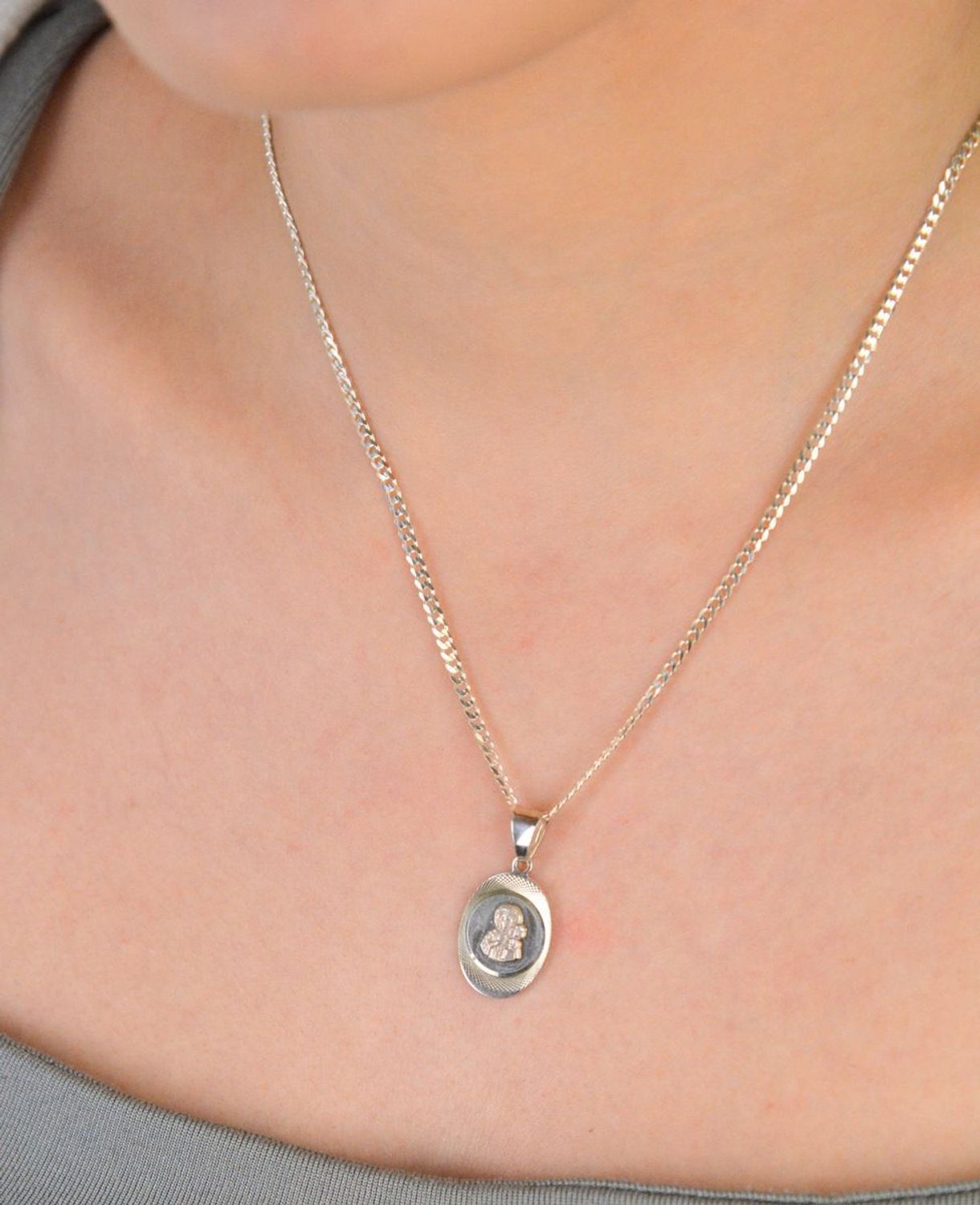 Zawieszka medalik srebrny próba 925, Matka Boska z dzieciątkiem DIA-ZAW-10650-925 Ten wyjątkowy medalik to połączenie duchowości, symboliki oraz 1.jpg