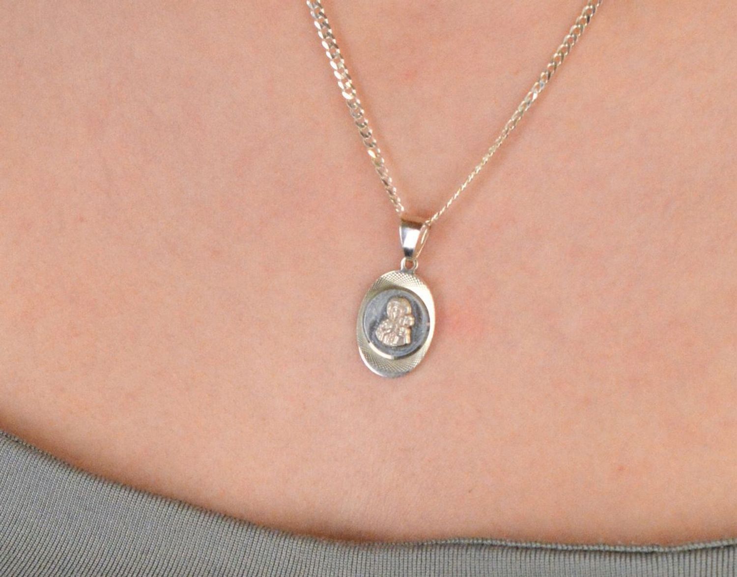 Zawieszka medalik srebrny próba 925, Matka Boska z dzieciątkiem DIA-ZAW-10650-925 Ten wyjątkowy medalik to połączenie duchowości, symboliki oraz 1.jpg