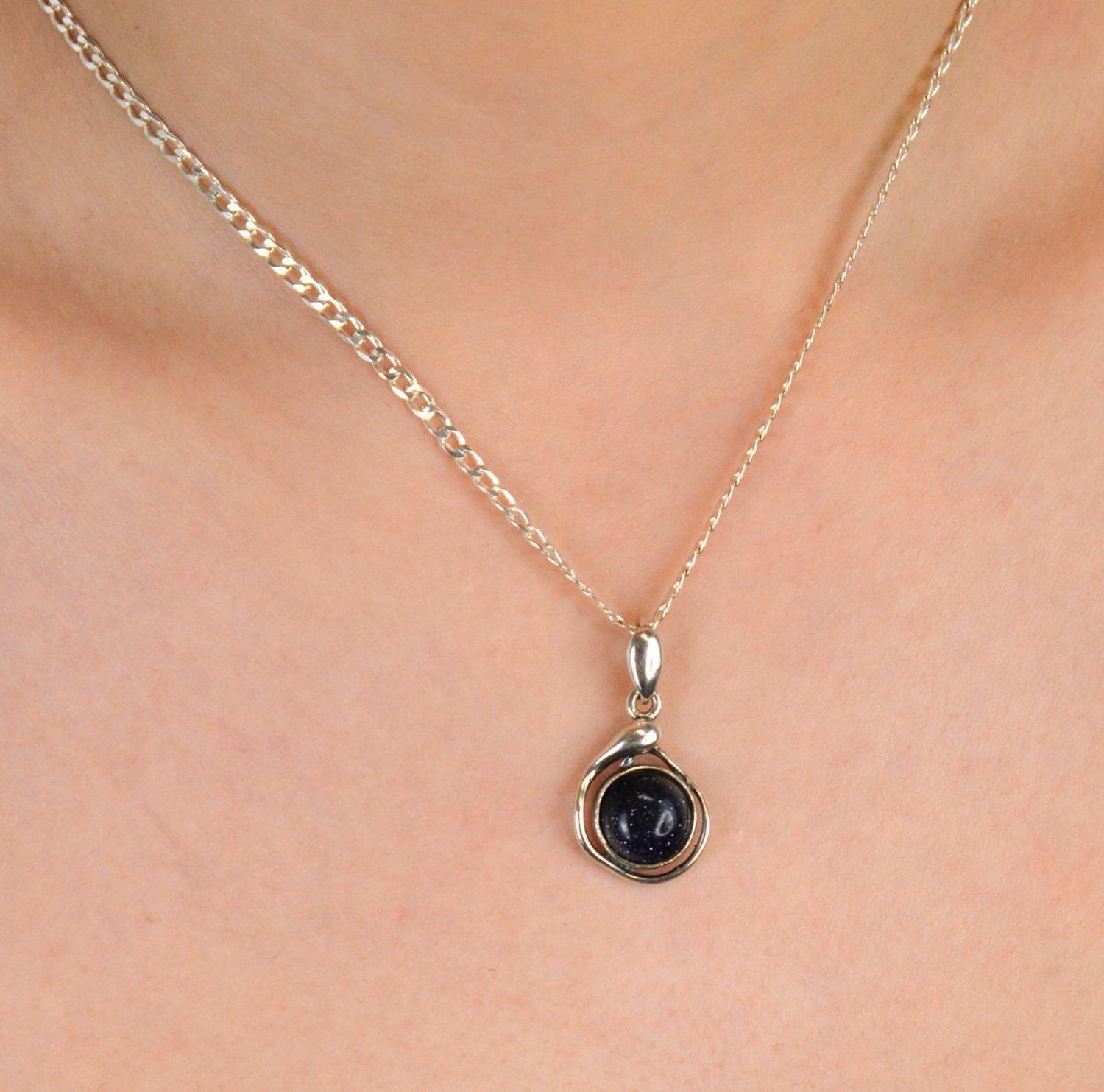 Zawieszka srebrna noc kairu próba 925, DIA-ZAW-10727-925 Tajemnicza, elegancka i z nutą magii – srebrna zawieszka z kamieniem Noc Kairu to biżuteria, która przyciąga spojrzenia1.jpg