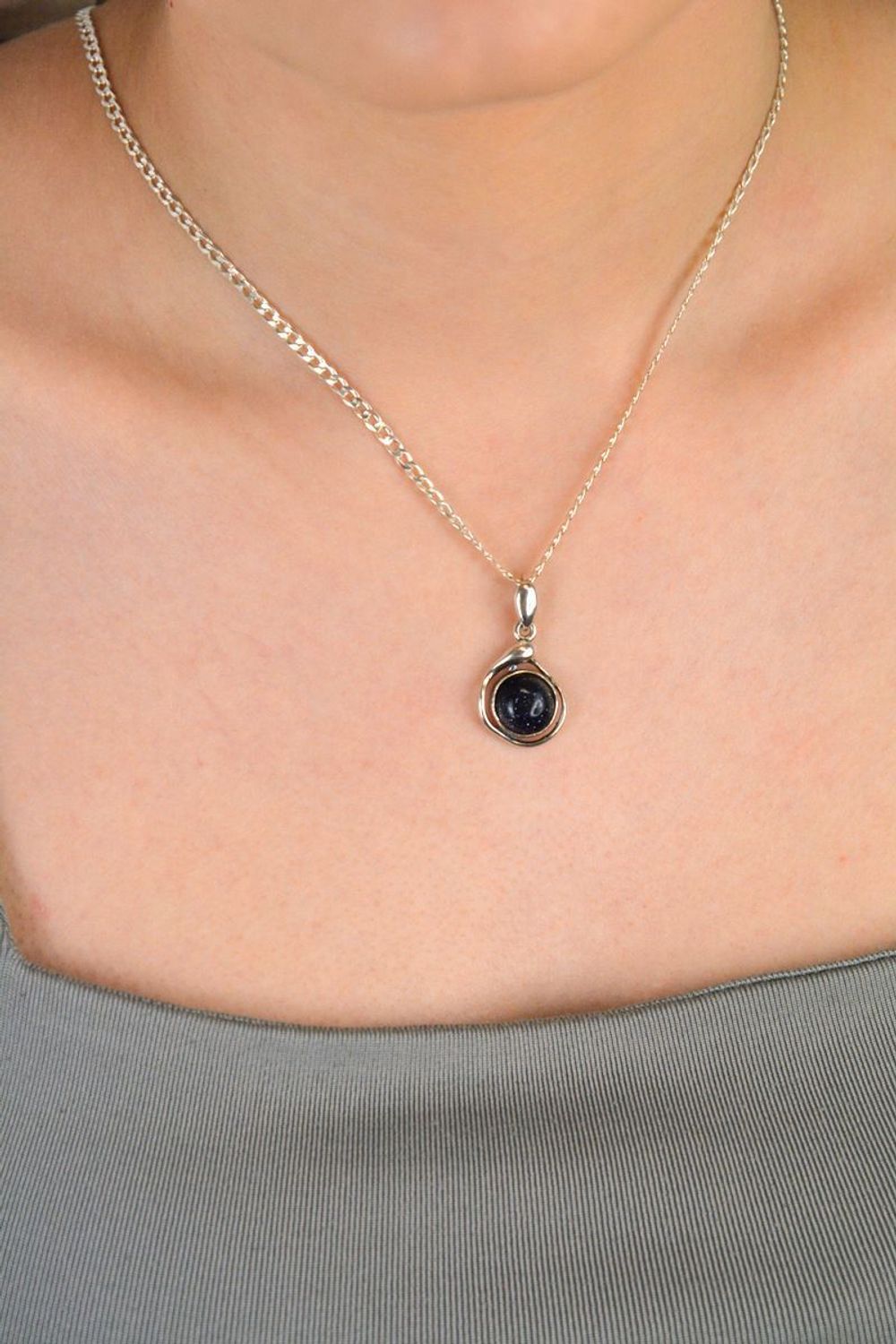 Zawieszka srebrna noc kairu próba 925, DIA-ZAW-10727-925 Tajemnicza, elegancka i z nutą magii – srebrna zawieszka z kamieniem Noc Kairu to biżuteria, która przyciąga spojrzenia1.jpg