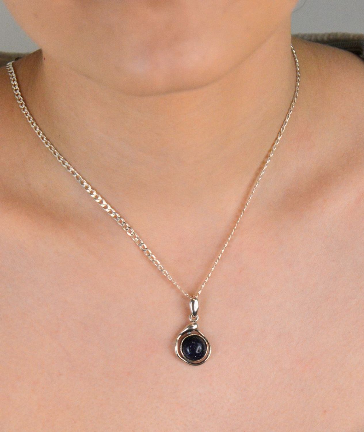 Zawieszka srebrna noc kairu próba 925, DIA-ZAW-10727-925 Tajemnicza, elegancka i z nutą magii – srebrna zawieszka z kamieniem Noc Kairu to biżuteria, która przyciąga spojrzenia1.jpg