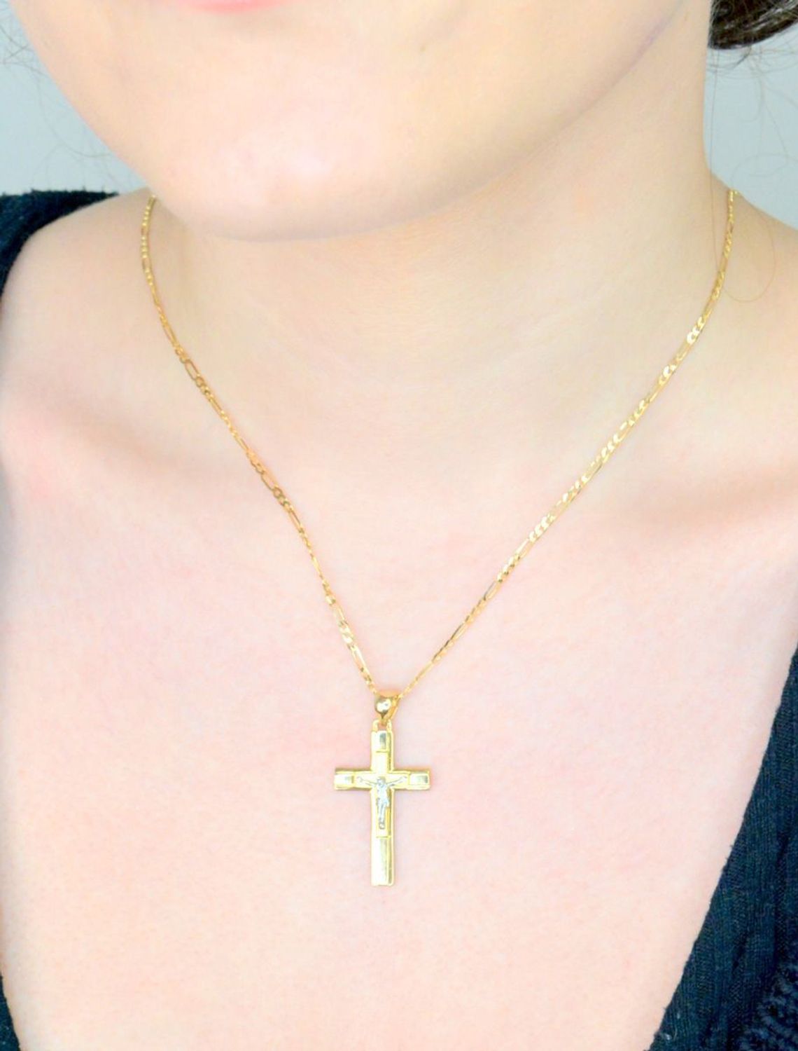 Duży krzyż zawieszka złoty krzyż z wizerunkiem Jezusa próba 585, DIA-ZAW-10858-585.  Złoty wisiorek krzyżyk, wykonany z żółtego i białego złota. Biżuteria sakralna.1.jpg