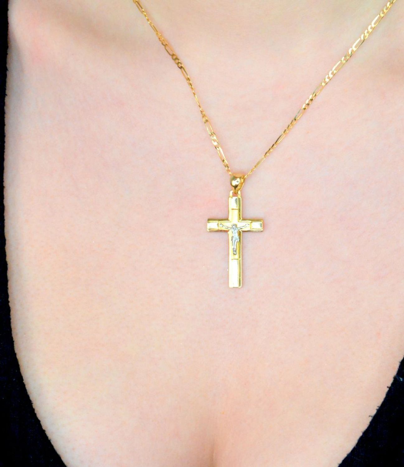 Duży krzyż zawieszka złoty krzyż z wizerunkiem Jezusa próba 585, DIA-ZAW-10858-585.  Złoty wisiorek krzyżyk, wykonany z żółtego i białego złota. Biżuteria sakralna.1.jpg