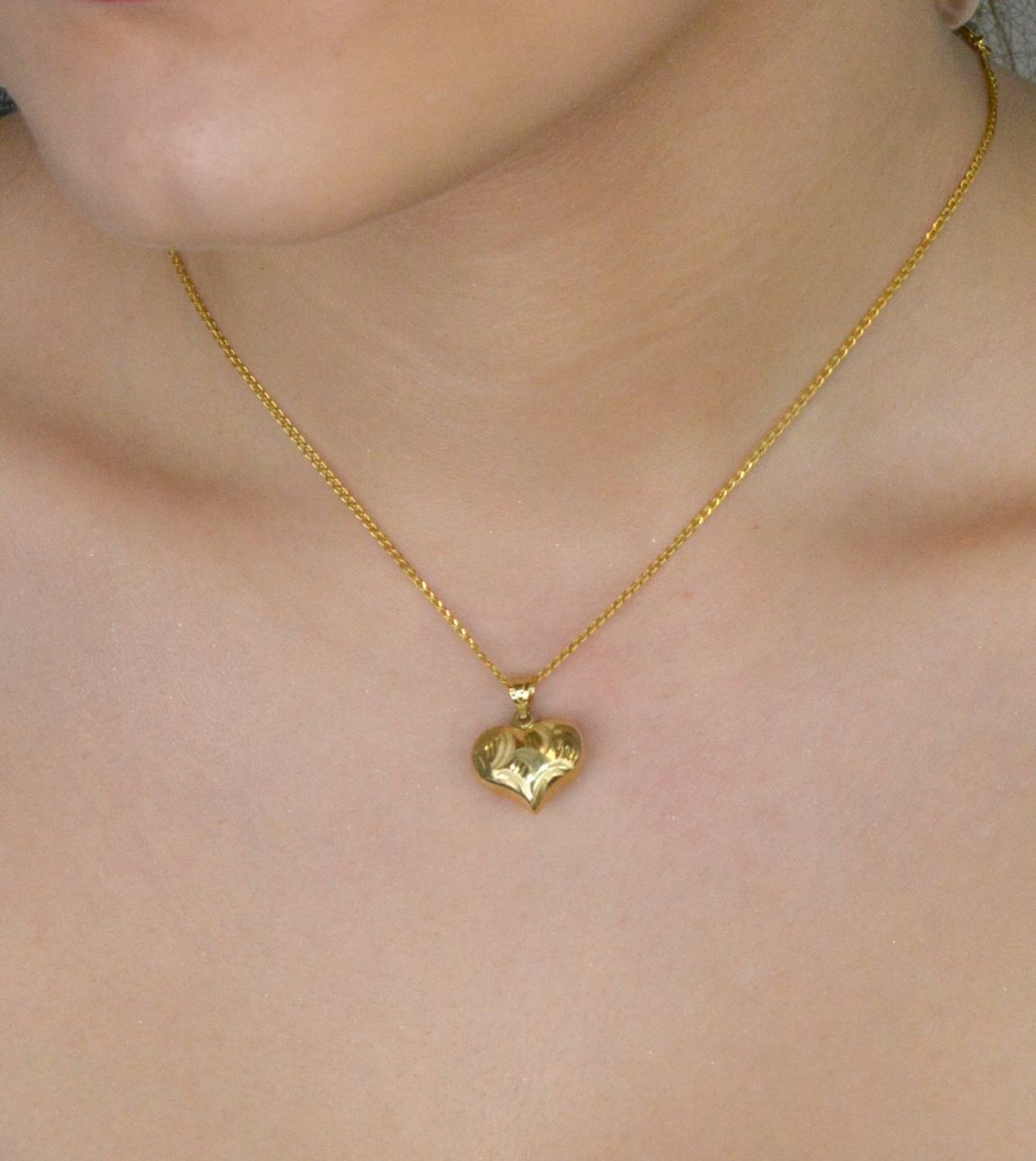 Złota zawieszka w kształcie serca z grawerunkiem. Elegancki i ponadczasowy dodatek, idealny na prezent dla każdej kobiety1.jpg