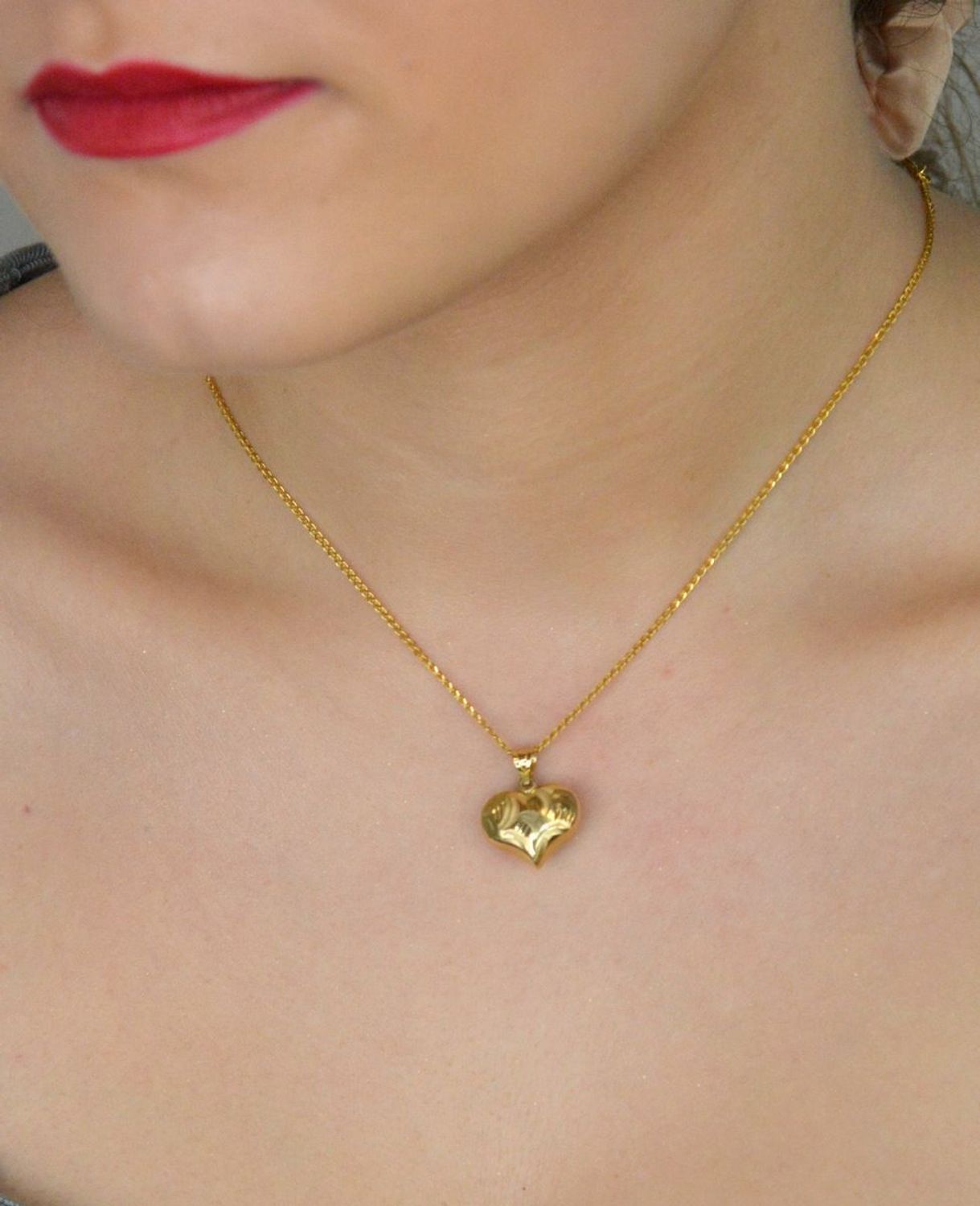 Złota zawieszka w kształcie serca z grawerunkiem. Elegancki i ponadczasowy dodatek, idealny na prezent dla każdej kobiety1.jpg